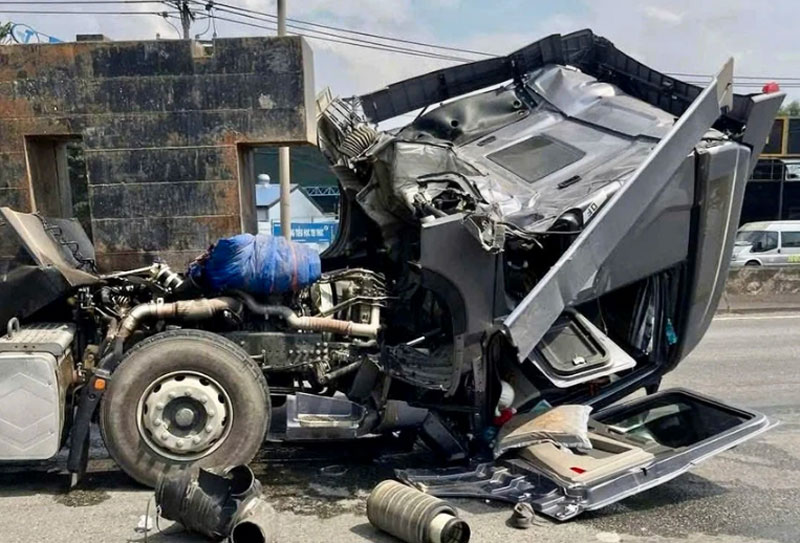 Khối sắt h&agrave;ng chục tấn đ&egrave; cabin xe đầu k&eacute;o biến dạng ho&agrave;n to&agrave;n - Ảnh: Vũ Hội.