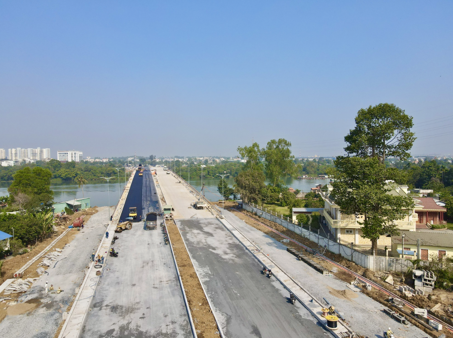 Đồng Nai: Thảm những mét nhựa đầu tiên trên cầu Thống Nhất- Ảnh 7. Đồng Nai: Thảm những mét nhựa đầu tiên trên cầu Thống Nhất- Ảnh 7.