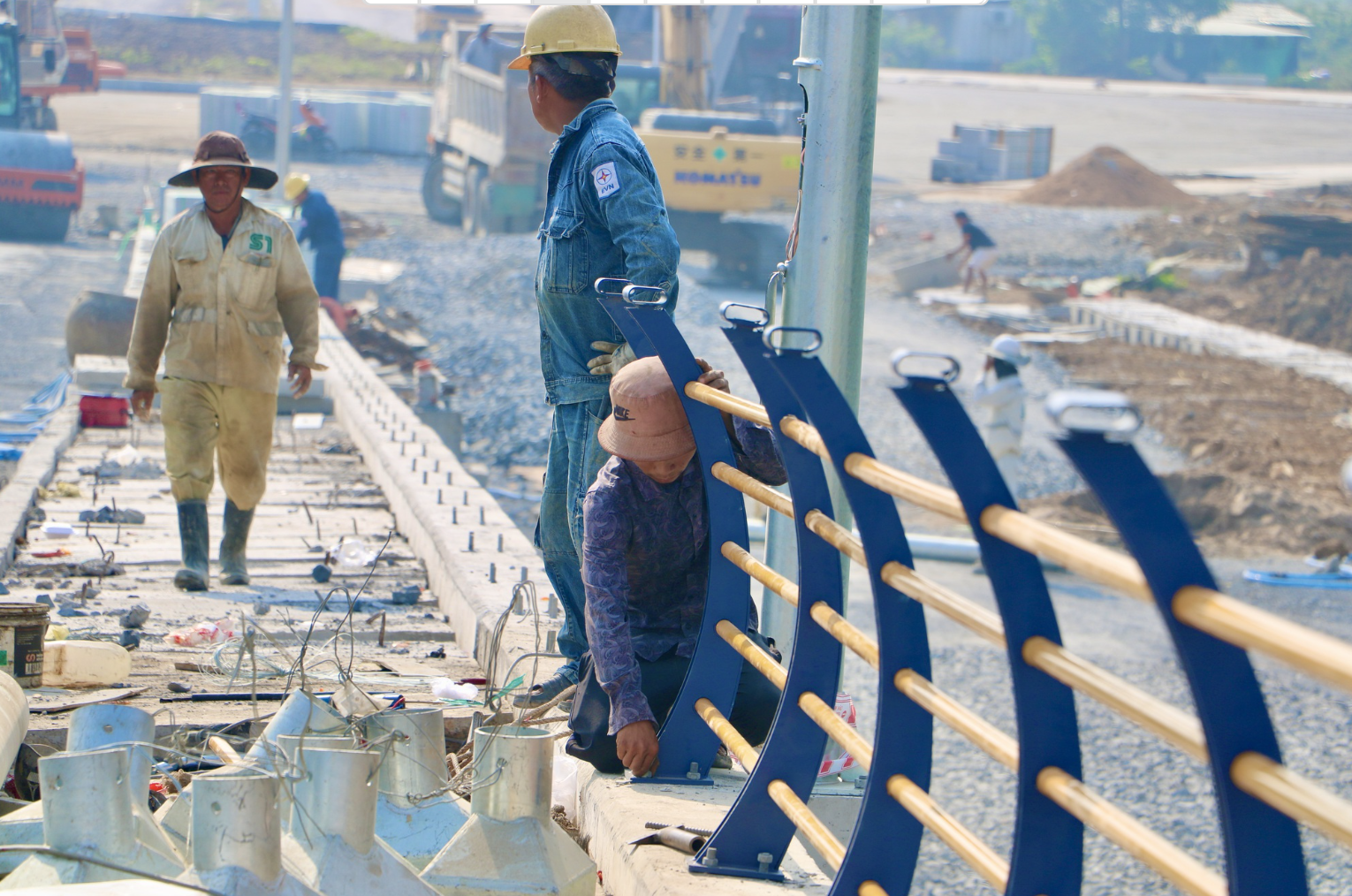 Đồng Nai: Thảm những mét nhựa đầu tiên trên cầu Thống Nhất- Ảnh 6. Đồng Nai: Thảm những mét nhựa đầu tiên trên cầu Thống Nhất- Ảnh 6.