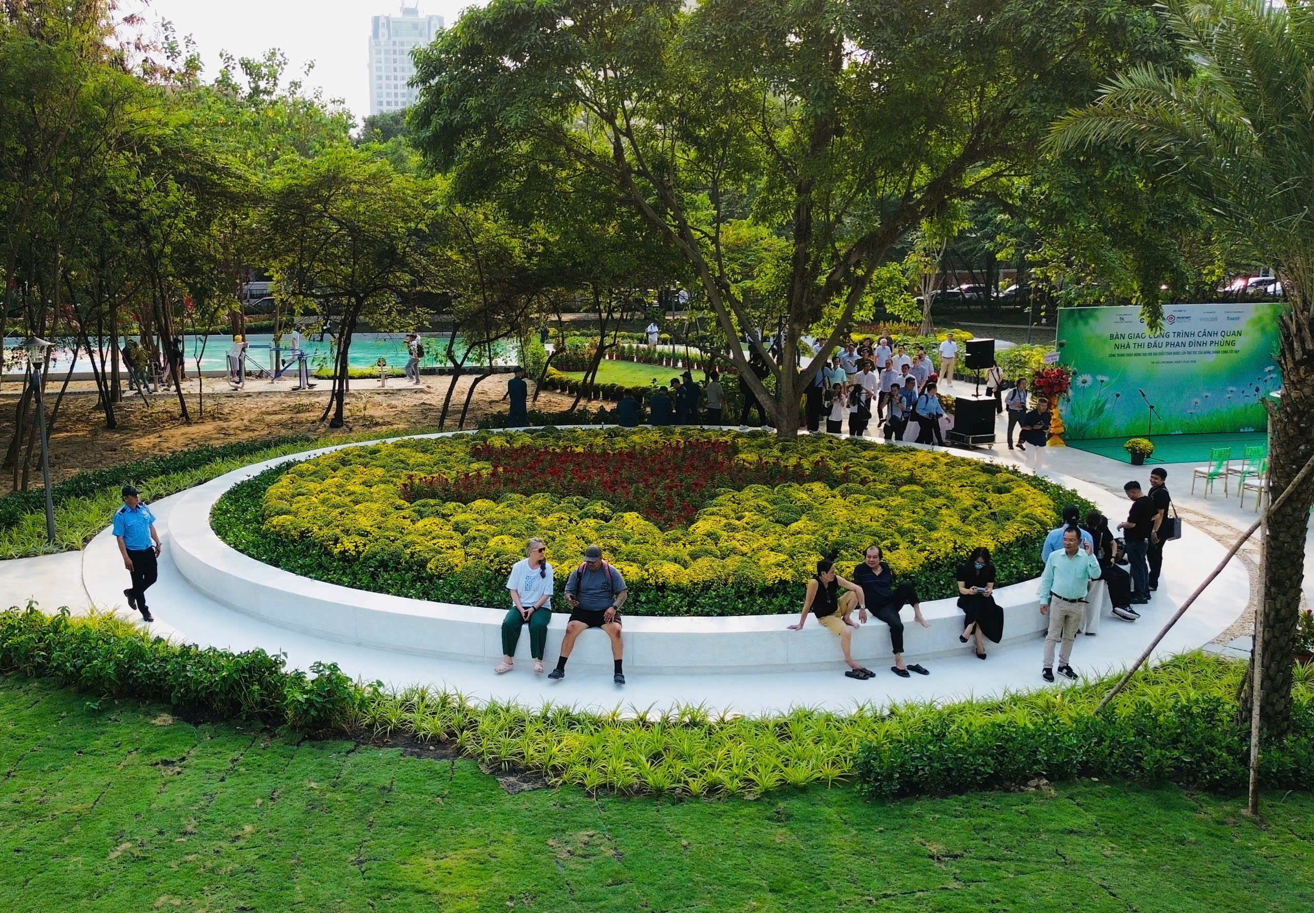 TP.HCM: “Đất vàng” Phan Đình Phùng hóa công viên xanh, phục vụ người dân trước Tết- Ảnh 2. TP.HCM: “Đất vàng” Phan Đình Phùng hóa công viên xanh, phục vụ người dân trước Tết- Ảnh 2.