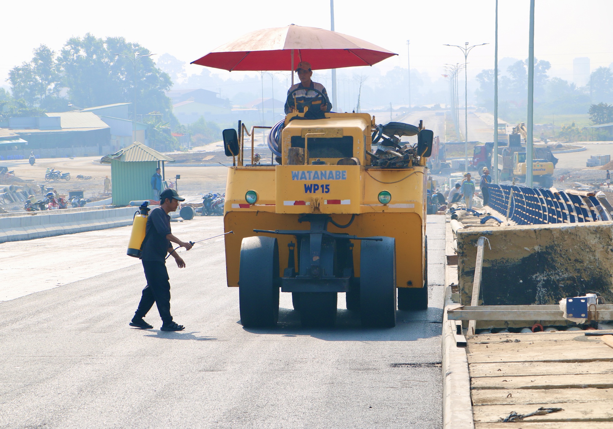 Đồng Nai: Thảm những mét nhựa đầu tiên trên cầu Thống Nhất- Ảnh 5. Đồng Nai: Thảm những mét nhựa đầu tiên trên cầu Thống Nhất- Ảnh 5.