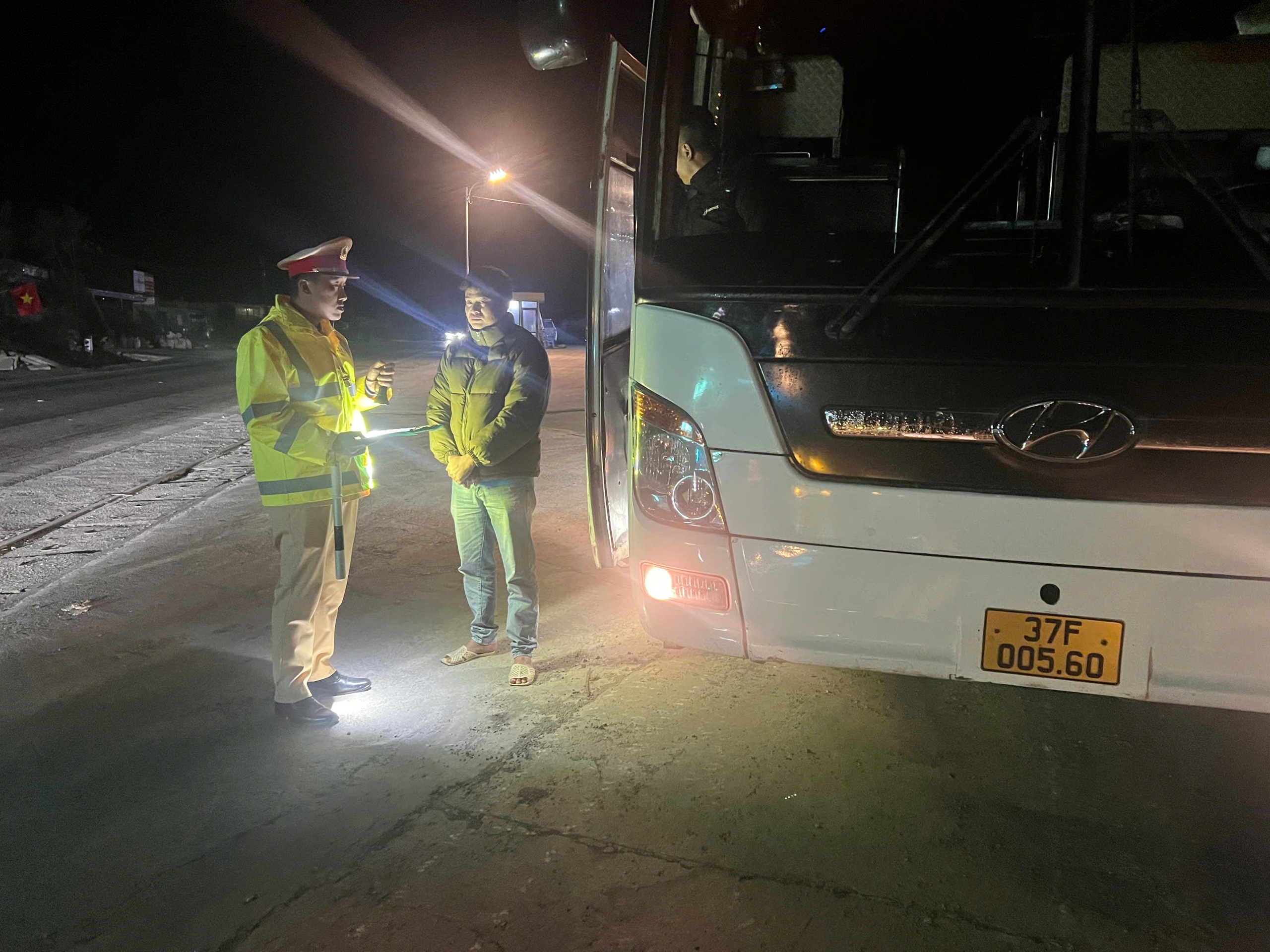 Trắng đ&ecirc;m c&ugrave;ng CSGT Sơn La đảm bảo ATGT cho xe chạy tr&ecirc;n quốc lộ 6- Ảnh 1.