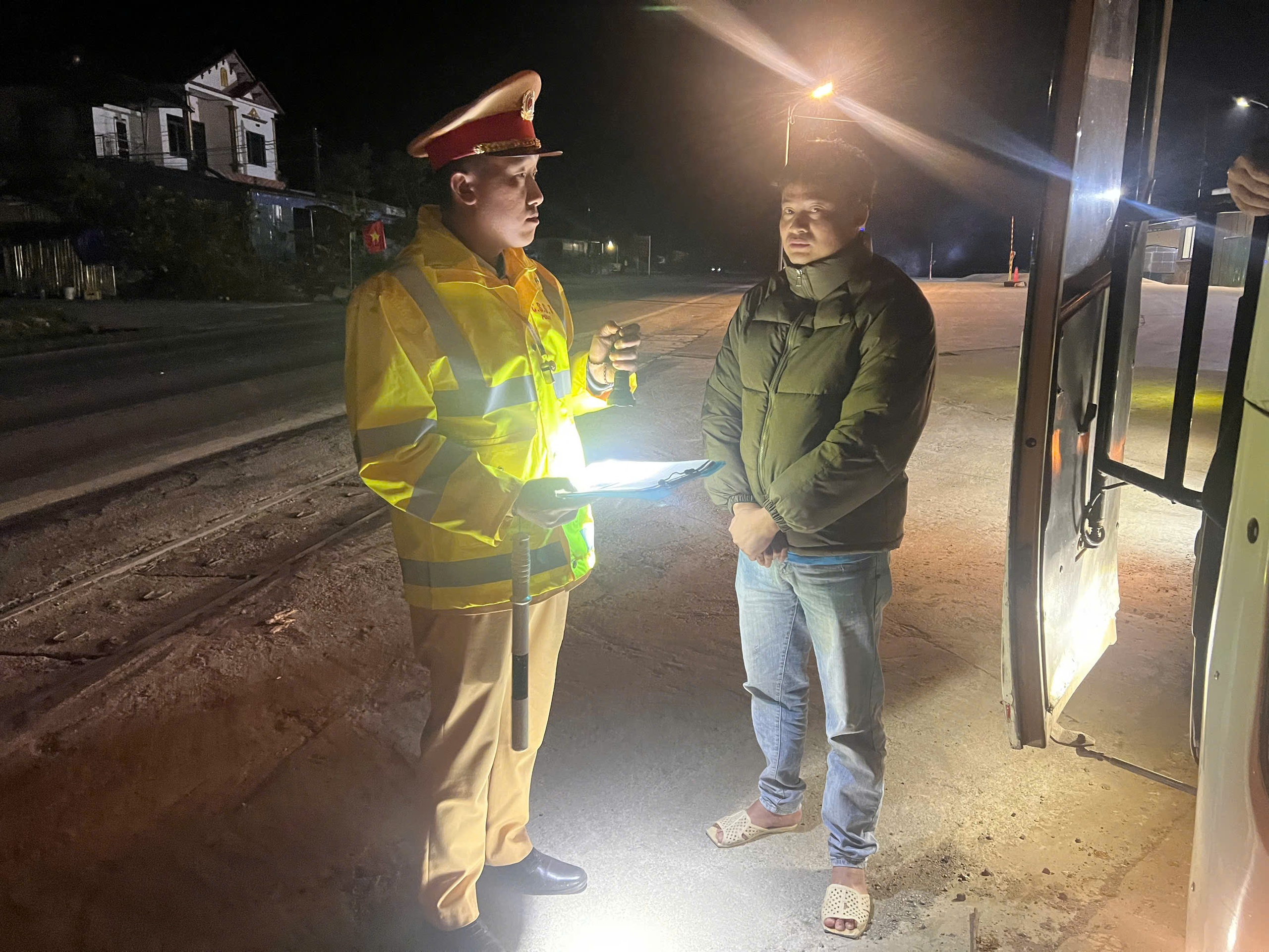 Trắng đ&ecirc;m c&ugrave;ng CSGT Sơn La đảm bảo ATGT cho xe chạy tr&ecirc;n quốc lộ 6- Ảnh 4.