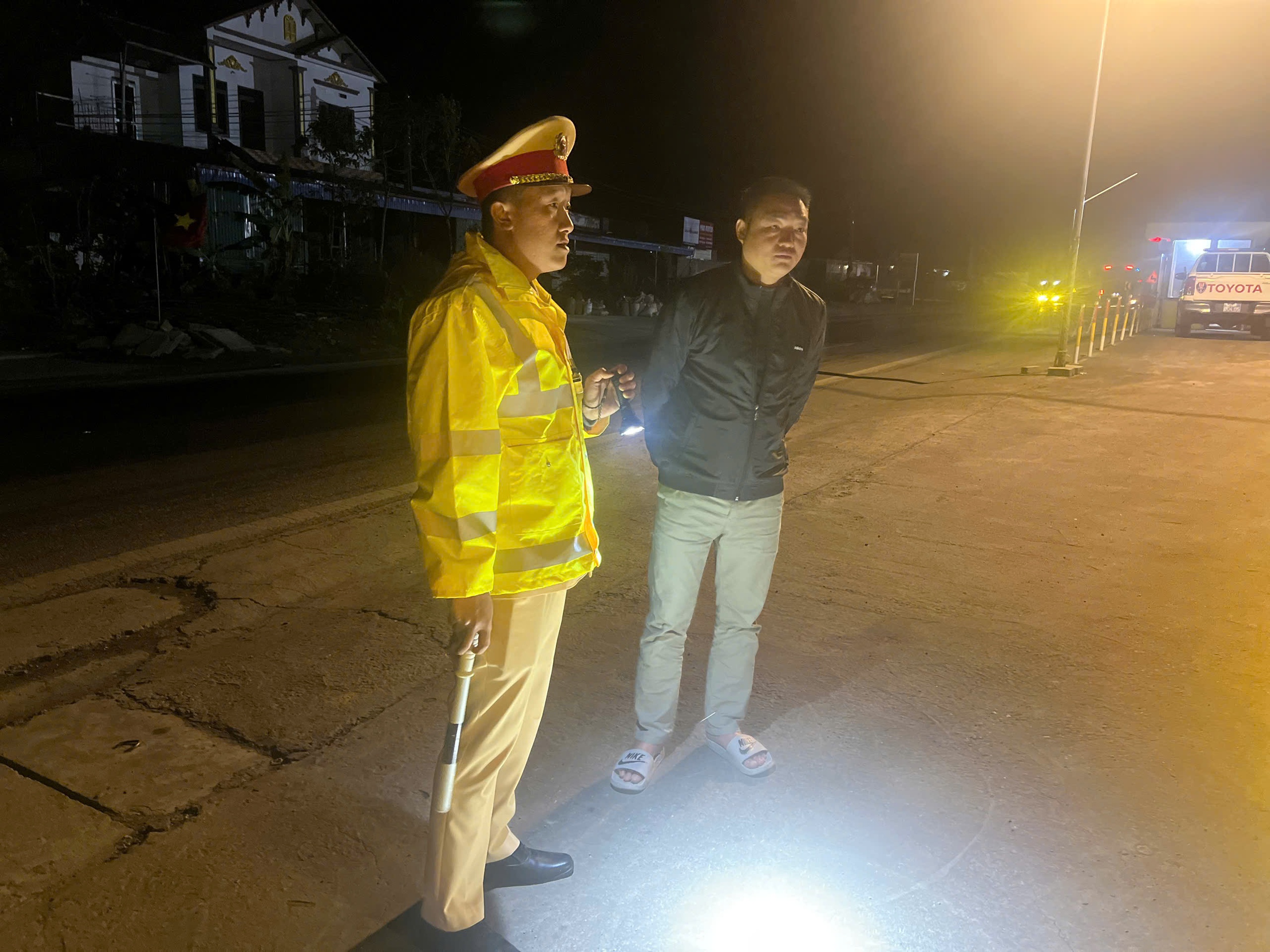 Trắng đ&ecirc;m c&ugrave;ng CSGT Sơn La đảm bảo ATGT cho xe chạy tr&ecirc;n quốc lộ 6- Ảnh 2.