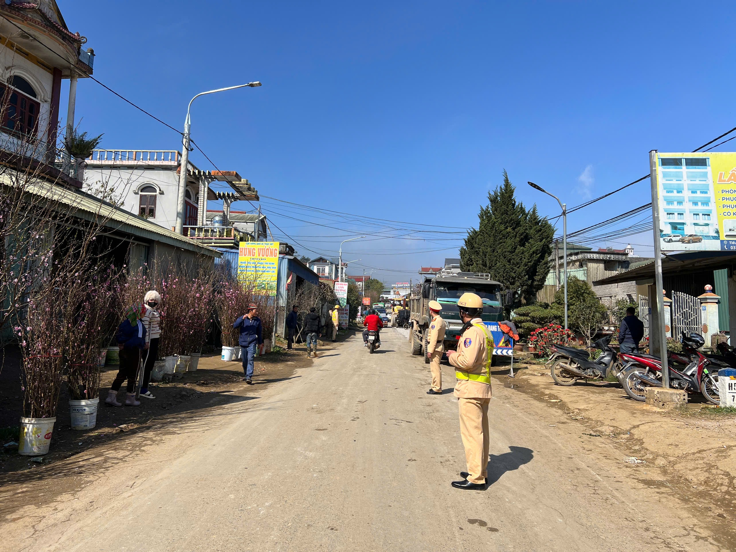 Trắng đ&ecirc;m c&ugrave;ng CSGT Sơn La đảm bảo ATGT cho xe chạy tr&ecirc;n quốc lộ 6- Ảnh 5.