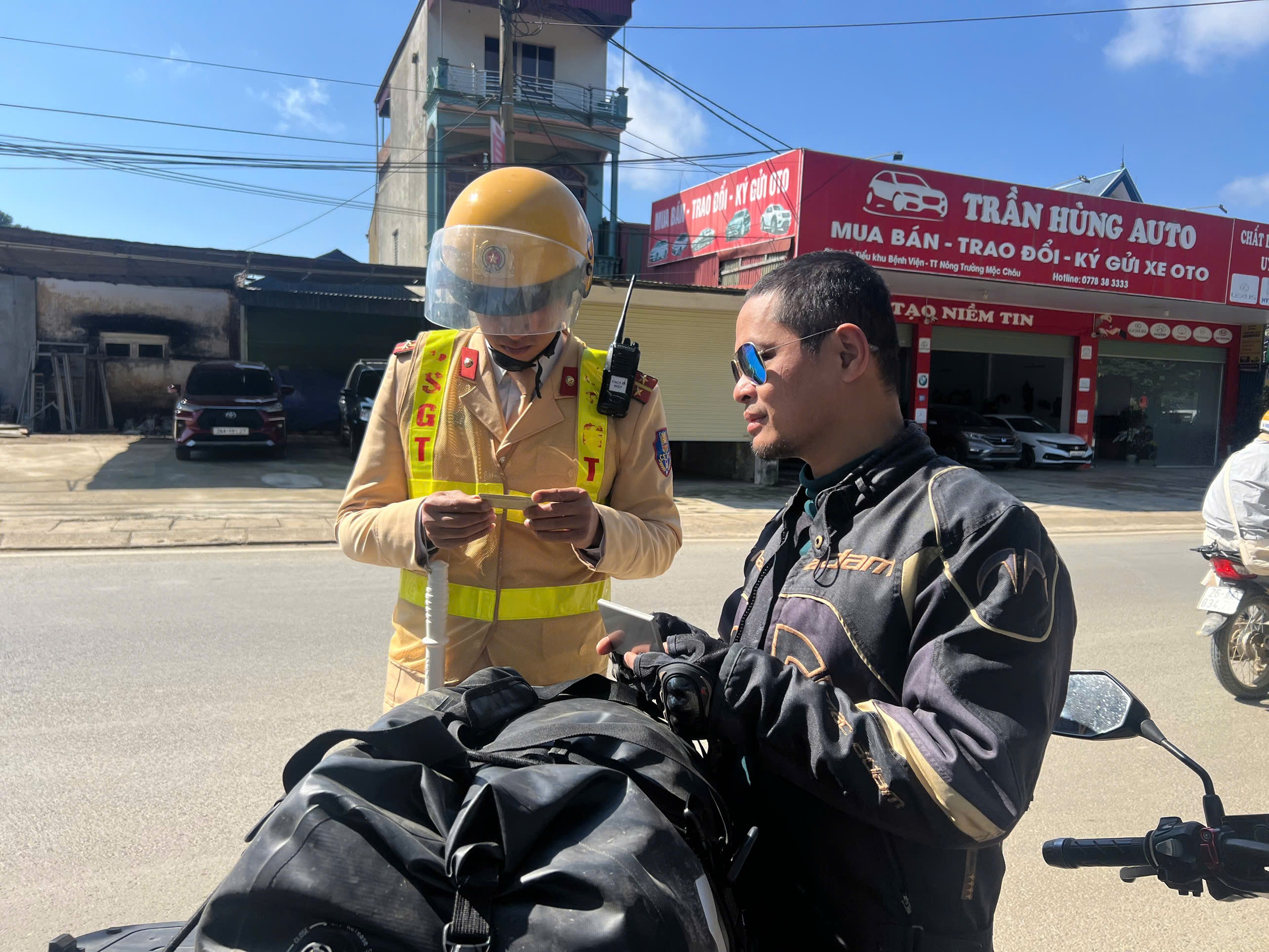 Trắng đ&ecirc;m c&ugrave;ng CSGT Sơn La đảm bảo ATGT cho xe chạy tr&ecirc;n quốc lộ 6- Ảnh 6.