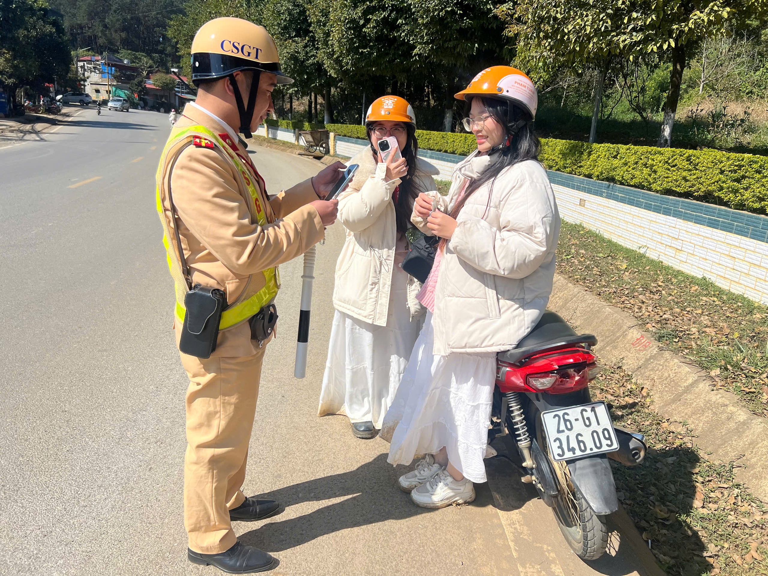 Trắng đ&ecirc;m c&ugrave;ng CSGT Sơn La đảm bảo ATGT cho xe chạy tr&ecirc;n quốc lộ 6- Ảnh 8.