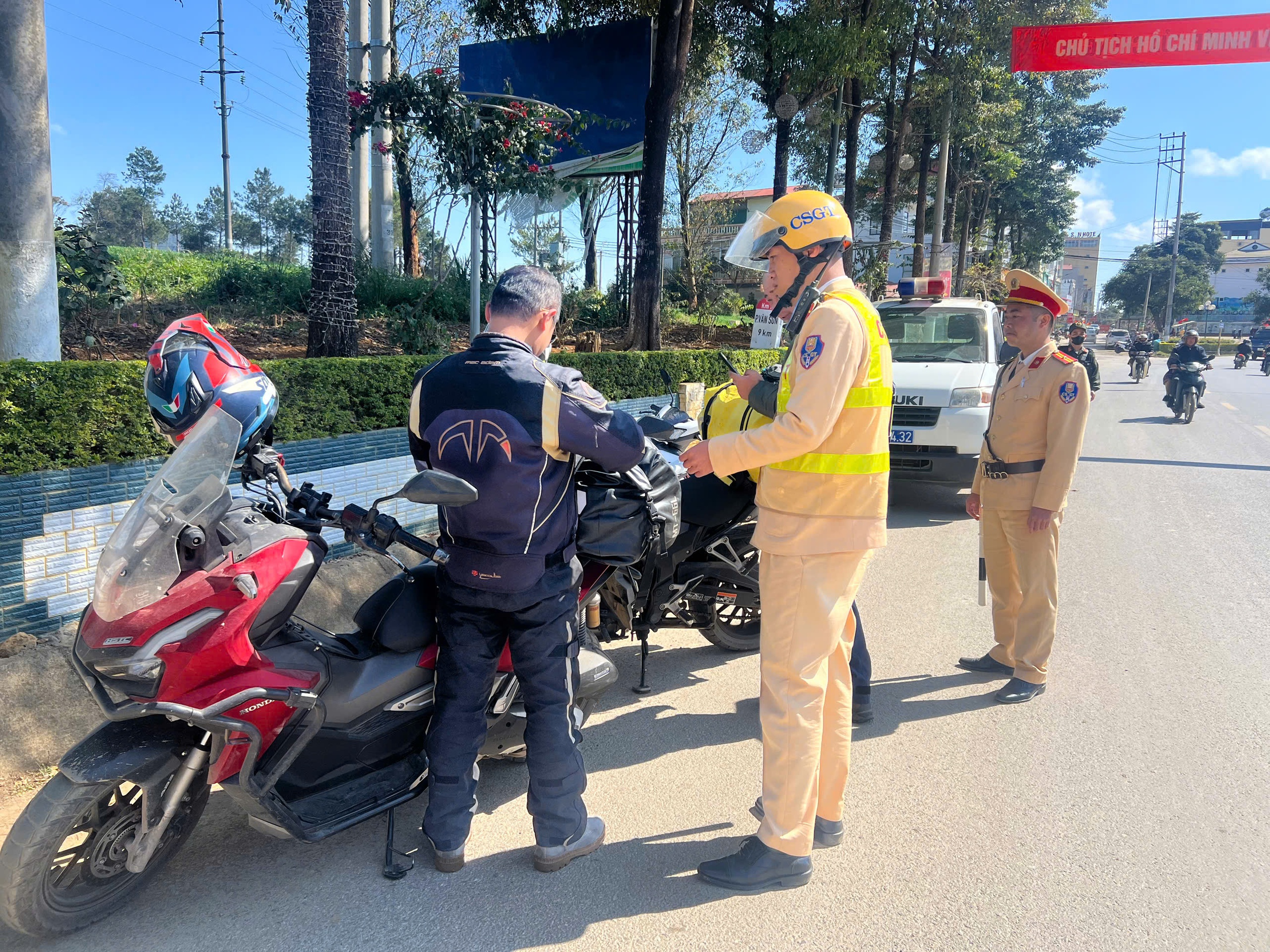 Trắng đ&ecirc;m c&ugrave;ng CSGT Sơn La đảm bảo ATGT cho xe chạy tr&ecirc;n quốc lộ 6- Ảnh 7.