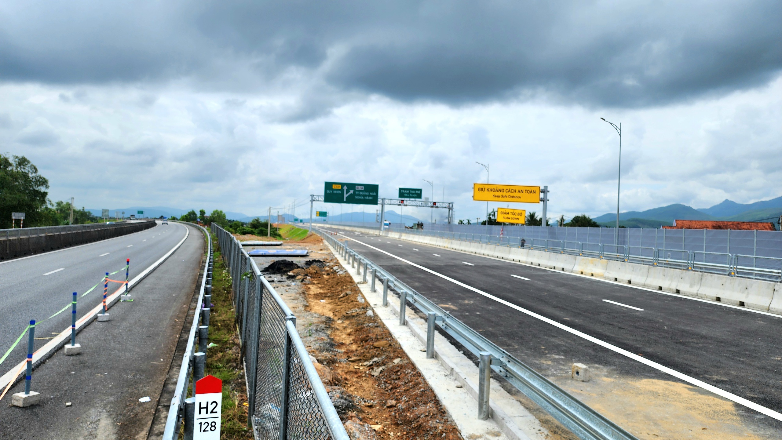 Cận cảnh điểm đấu nối cao tốc Quảng Ngãi - Hoài Nhơn vào cao tốc Đà Nẵng - Quảng Ngãi- Ảnh 6. Cận cảnh điểm đấu nối cao tốc Quảng Ngãi - Hoài Nhơn vào cao tốc Đà Nẵng - Quảng Ngãi- Ảnh 6.