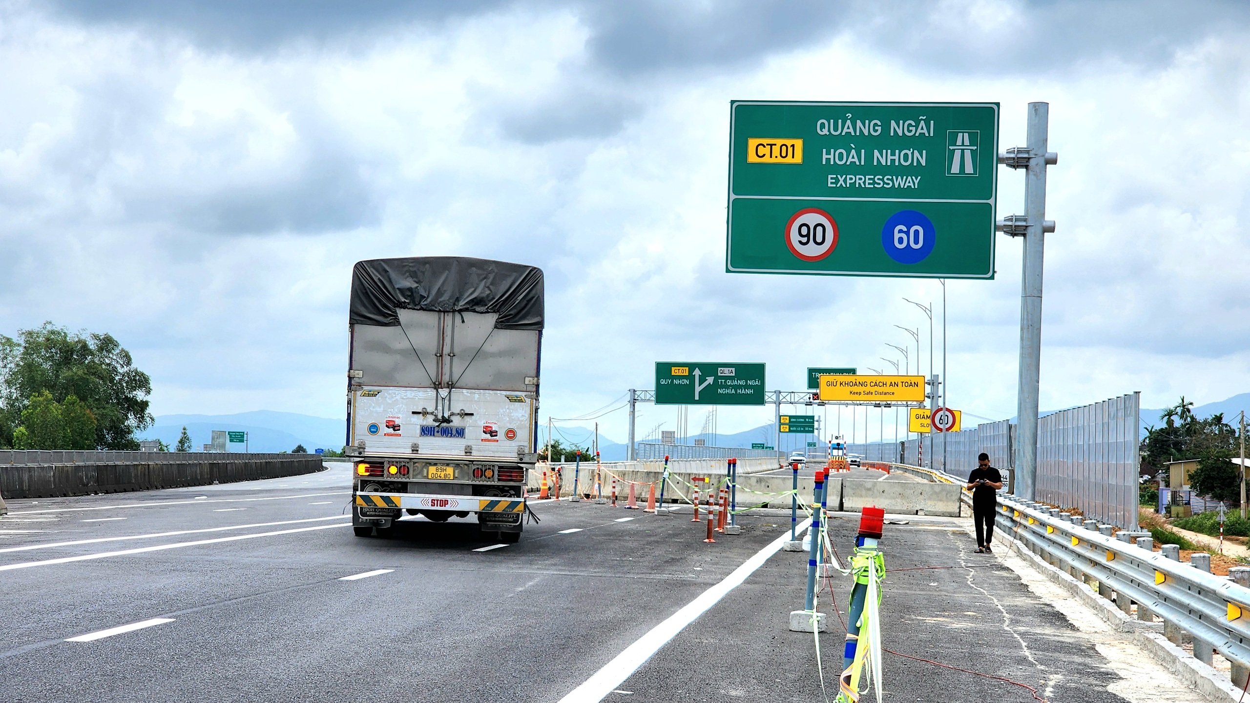 Cận cảnh điểm đấu nối cao tốc Quảng Ngãi - Hoài Nhơn vào cao tốc Đà Nẵng - Quảng Ngãi- Ảnh 9. Cận cảnh điểm đấu nối cao tốc Quảng Ngãi - Hoài Nhơn vào cao tốc Đà Nẵng - Quảng Ngãi- Ảnh 9.