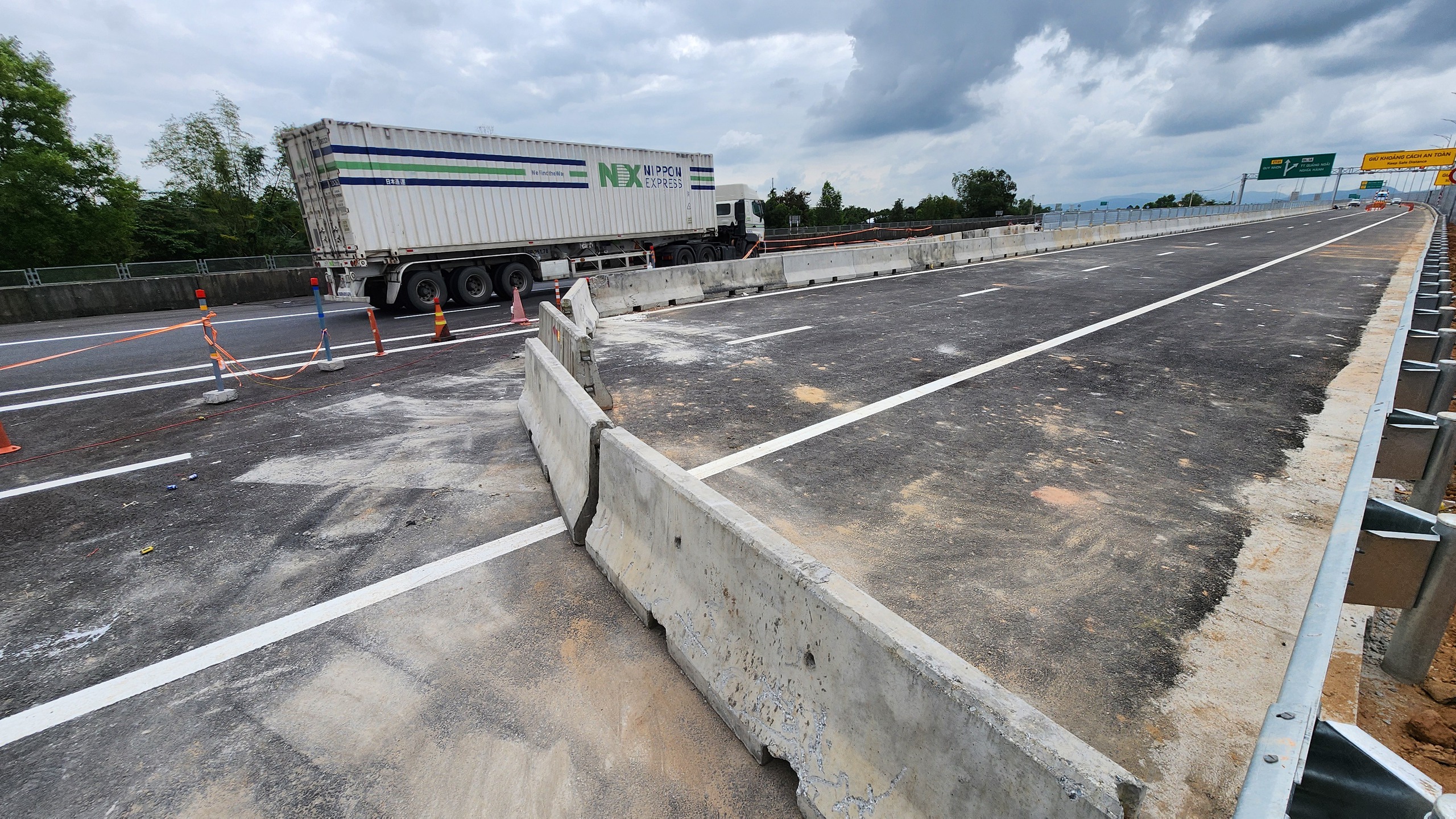 Cận cảnh điểm đấu nối cao tốc Quảng Ngãi - Hoài Nhơn vào cao tốc Đà Nẵng - Quảng Ngãi- Ảnh 12. Cận cảnh điểm đấu nối cao tốc Quảng Ngãi - Hoài Nhơn vào cao tốc Đà Nẵng - Quảng Ngãi- Ảnh 12.