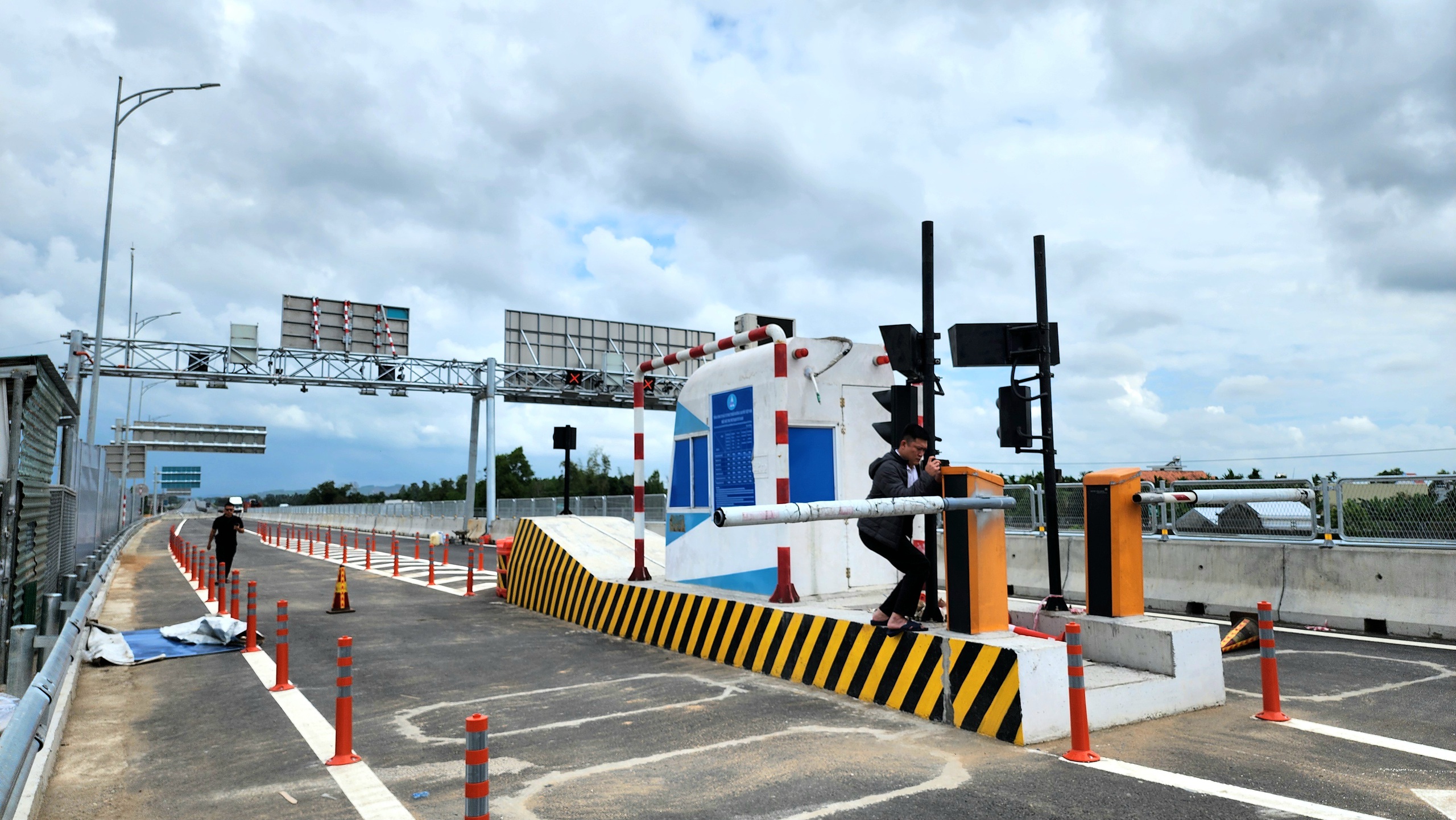 Cận cảnh điểm đấu nối cao tốc Quảng Ngãi - Hoài Nhơn vào cao tốc Đà Nẵng - Quảng Ngãi- Ảnh 3. Cận cảnh điểm đấu nối cao tốc Quảng Ngãi - Hoài Nhơn vào cao tốc Đà Nẵng - Quảng Ngãi- Ảnh 3.