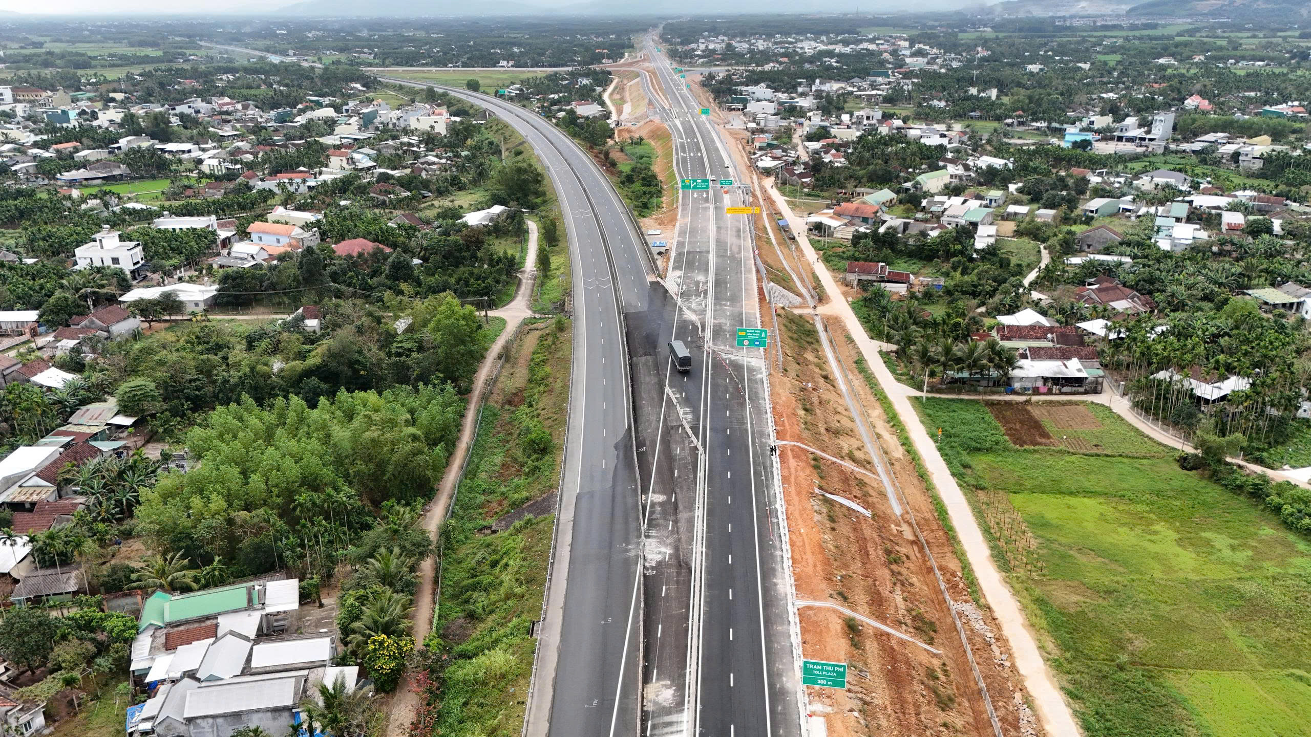 Cận cảnh điểm đấu nối cao tốc Quảng Ngãi - Hoài Nhơn vào cao tốc Đà Nẵng - Quảng Ngãi- Ảnh 1. Cận cảnh điểm đấu nối cao tốc Quảng Ngãi - Hoài Nhơn vào cao tốc Đà Nẵng - Quảng Ngãi- Ảnh 1.