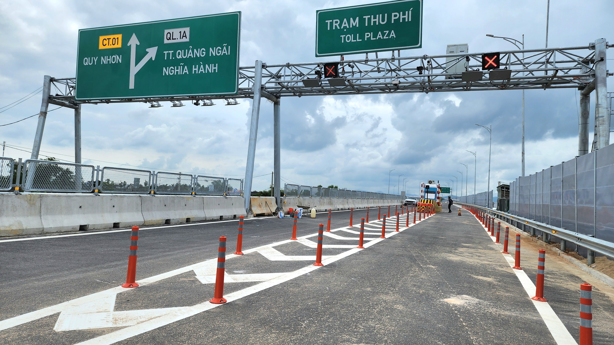 Cận cảnh điểm đấu nối cao tốc Quảng Ngãi - Hoài Nhơn vào cao tốc Đà Nẵng - Quảng Ngãi- Ảnh 4. Cận cảnh điểm đấu nối cao tốc Quảng Ngãi - Hoài Nhơn vào cao tốc Đà Nẵng - Quảng Ngãi- Ảnh 4.