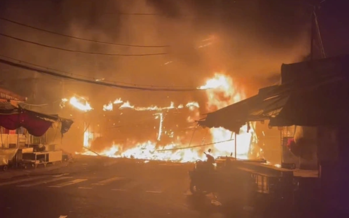 TP.HCM: Ch&aacute;y lớn trong đ&ecirc;m, nhiều căn nh&agrave; ở phường B&igrave;nh Đ&ocirc;ng bị thi&ecirc;u rụi