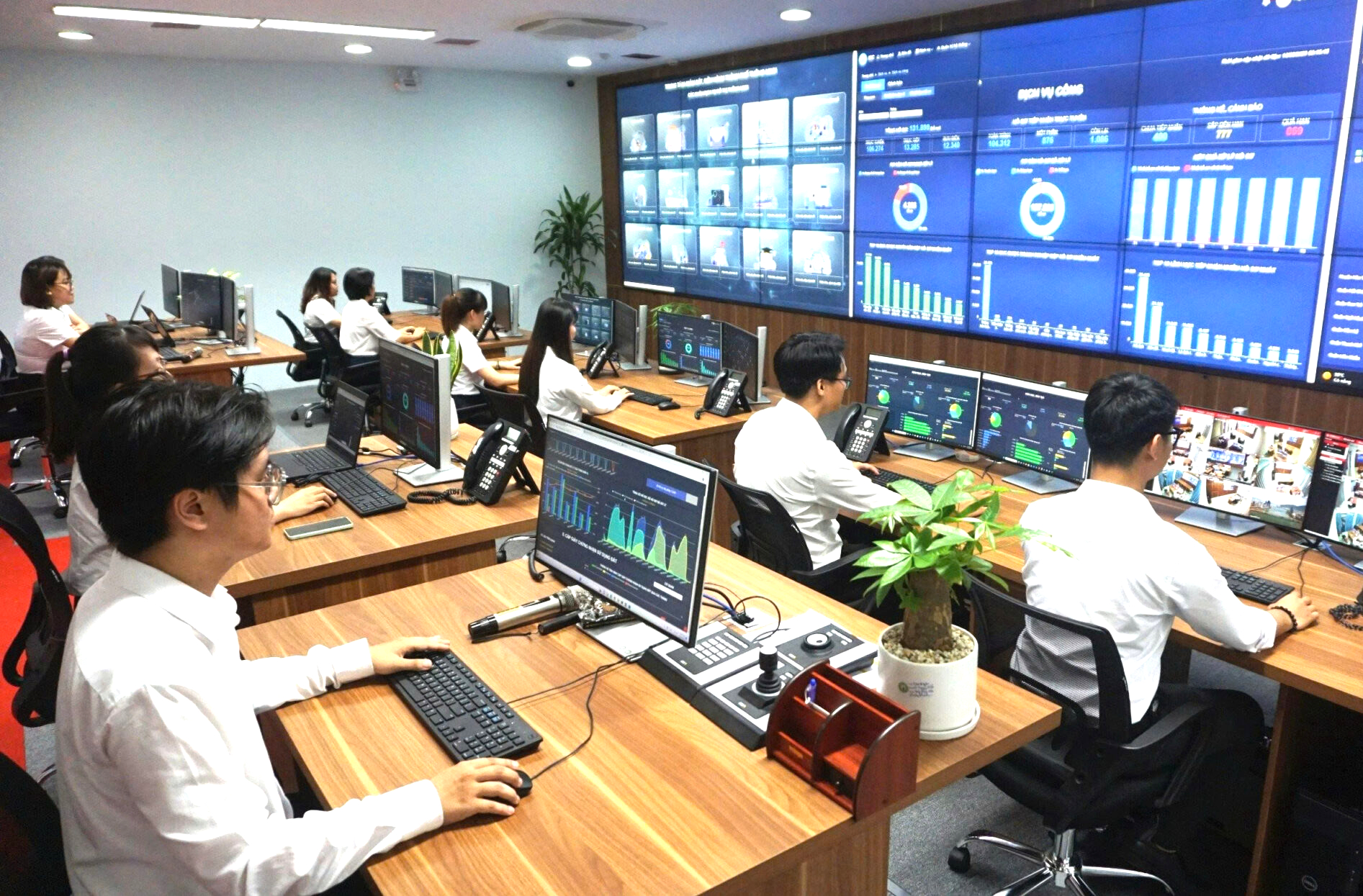 Tăng cường ứng dụng AI trong xây dựng đô thị thông minh- Ảnh 3. Trung tâm điều hành thông minh (IOC) của thành phố Đà Nẵng đi vào hoạt động từ tháng 8/2023.