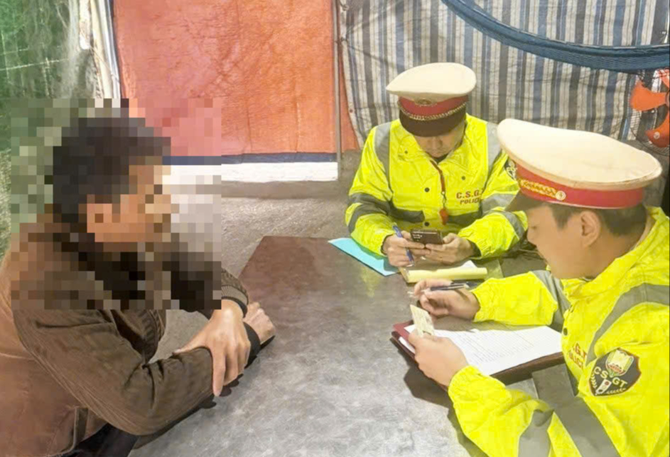 Ninh B&igrave;nh: Từ h&igrave;nh ảnh người d&acirc;n cung cấp, phạt t&agrave;i xế &ocirc; t&ocirc; đi ngược chiều 19 triệu đồng- Ảnh 1.