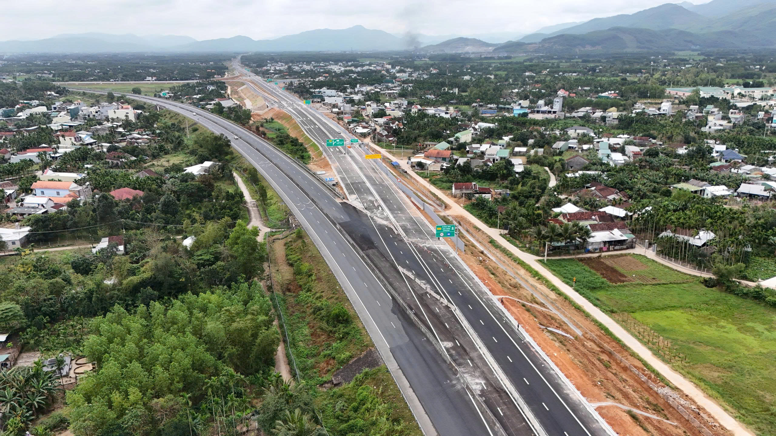 Cận cảnh điểm đấu nối cao tốc Quảng Ngãi - Hoài Nhơn vào cao tốc Đà Nẵng - Quảng Ngãi- Ảnh 13. Cận cảnh điểm đấu nối cao tốc Quảng Ngãi - Hoài Nhơn vào cao tốc Đà Nẵng - Quảng Ngãi- Ảnh 13.