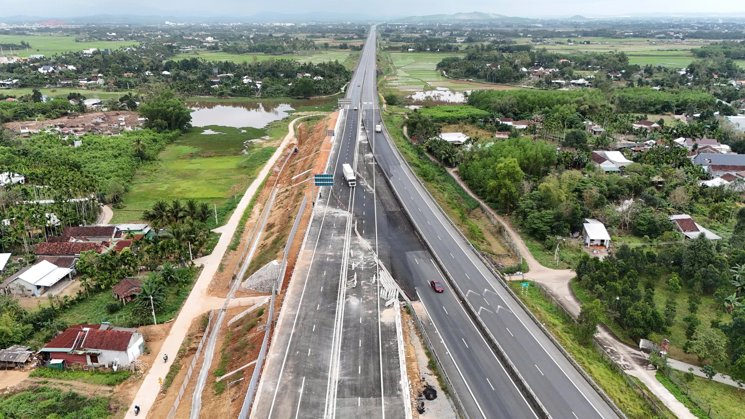 Cận cảnh điểm đấu nối cao tốc Quảng Ngãi - Hoài Nhơn vào cao tốc Đà Nẵng - Quảng Ngãi- Ảnh 8. Cận cảnh điểm đấu nối cao tốc Quảng Ngãi - Hoài Nhơn vào cao tốc Đà Nẵng - Quảng Ngãi- Ảnh 8.