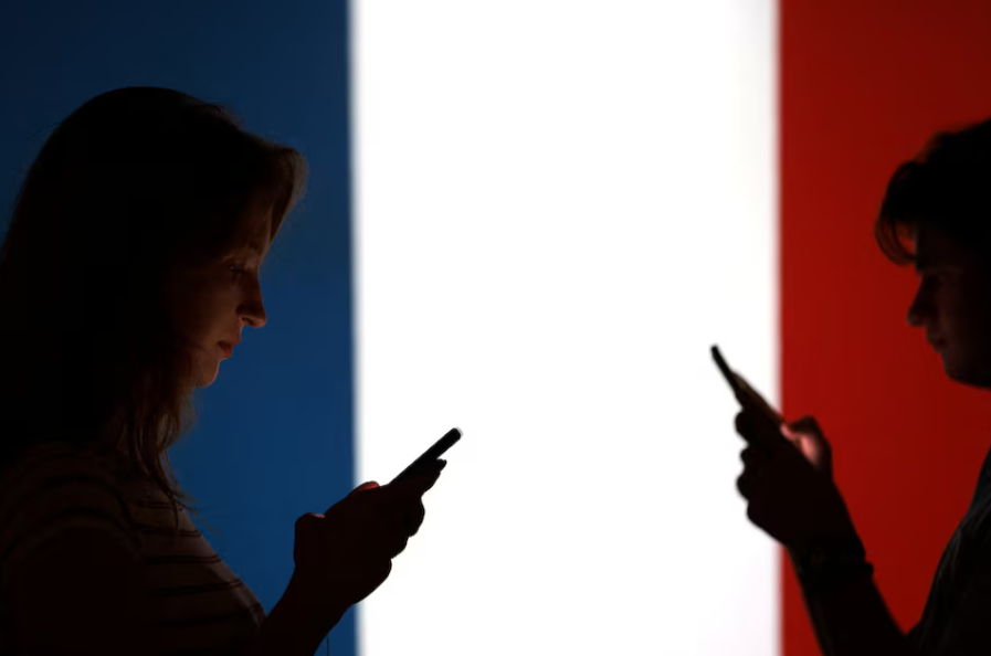 Quốc hội Ph&aacute;p ủng hộ dự luật cấm mạng x&atilde; hội với trẻ dưới 15 tuổi- Ảnh 1.