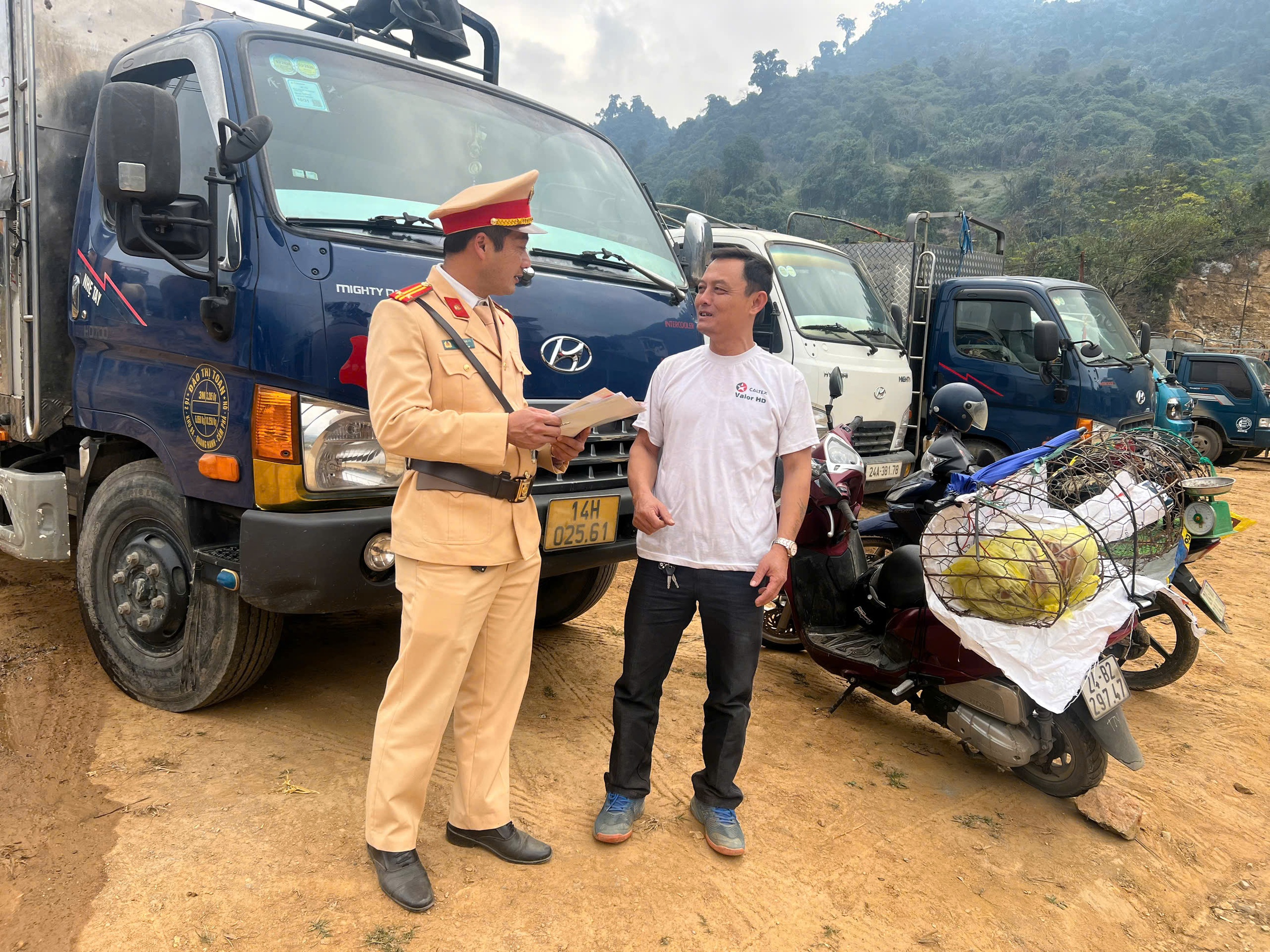 Nghe CSGT "bắn" tiếng Mông tuyên truyền an toàn giao thông giữa chợ phiên vùng cao- Ảnh 6. Nghe CSGT "bắn" tiếng Mông tuyên truyền an toàn giao thông giữa chợ phiên vùng cao- Ảnh 6.
