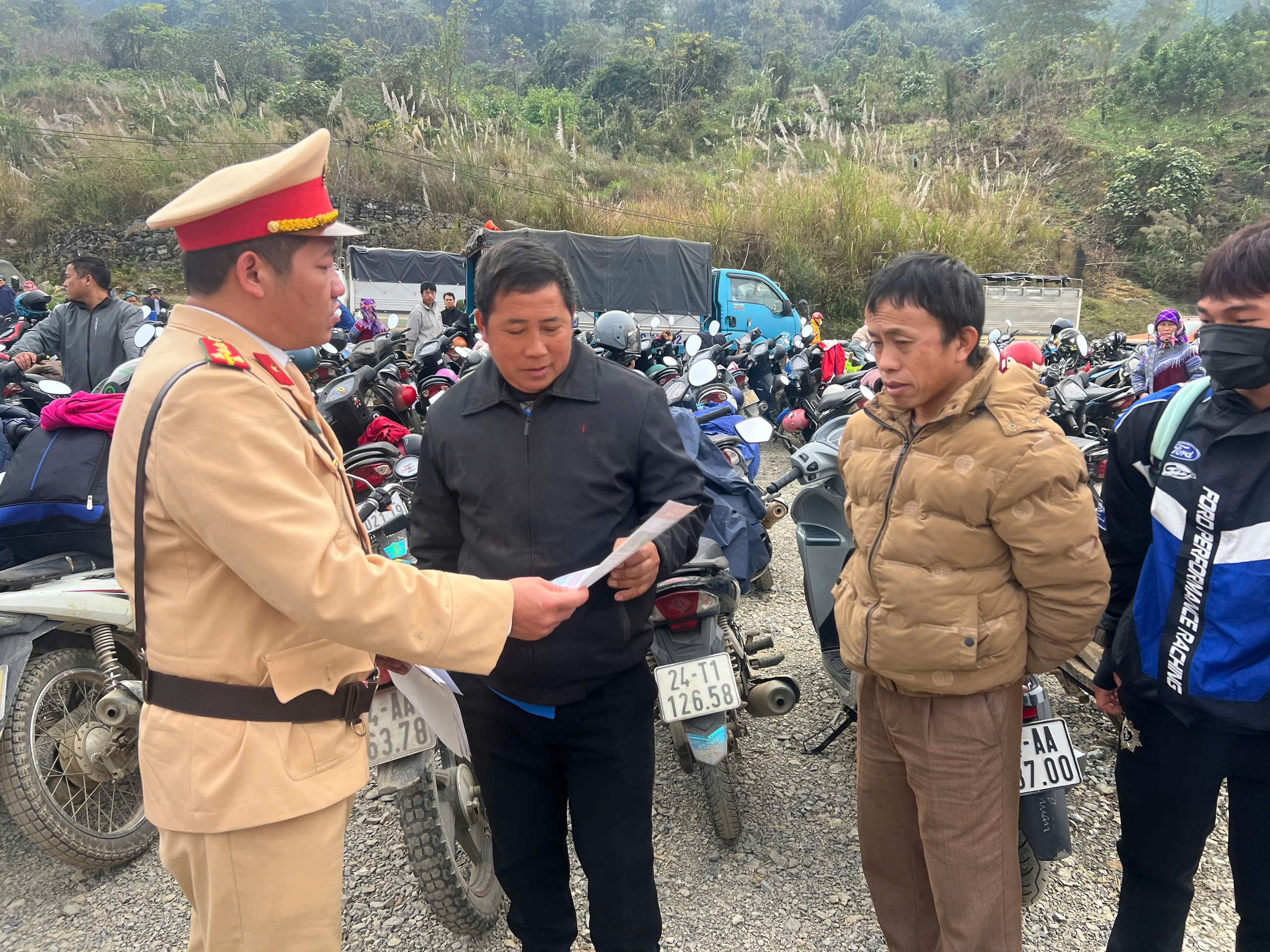 Nghe CSGT "bắn" tiếng Mông tuyên truyền an toàn giao thông giữa chợ phiên vùng cao- Ảnh 4. Nghe CSGT "bắn" tiếng Mông tuyên truyền an toàn giao thông giữa chợ phiên vùng cao- Ảnh 4.