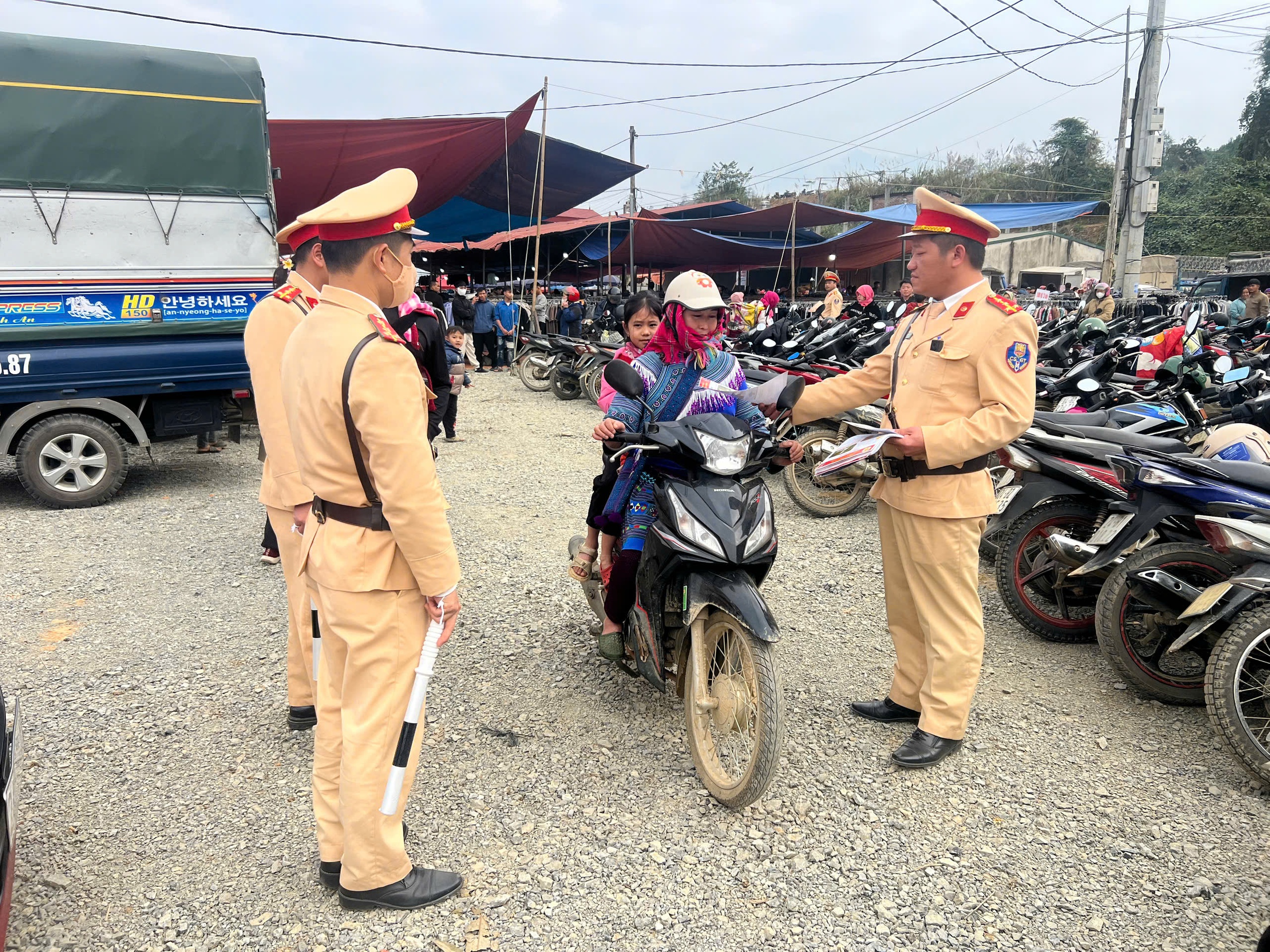 Nghe CSGT "bắn" tiếng Mông tuyên truyền an toàn giao thông giữa chợ phiên vùng cao- Ảnh 3. Nghe CSGT "bắn" tiếng Mông tuyên truyền an toàn giao thông giữa chợ phiên vùng cao- Ảnh 3.