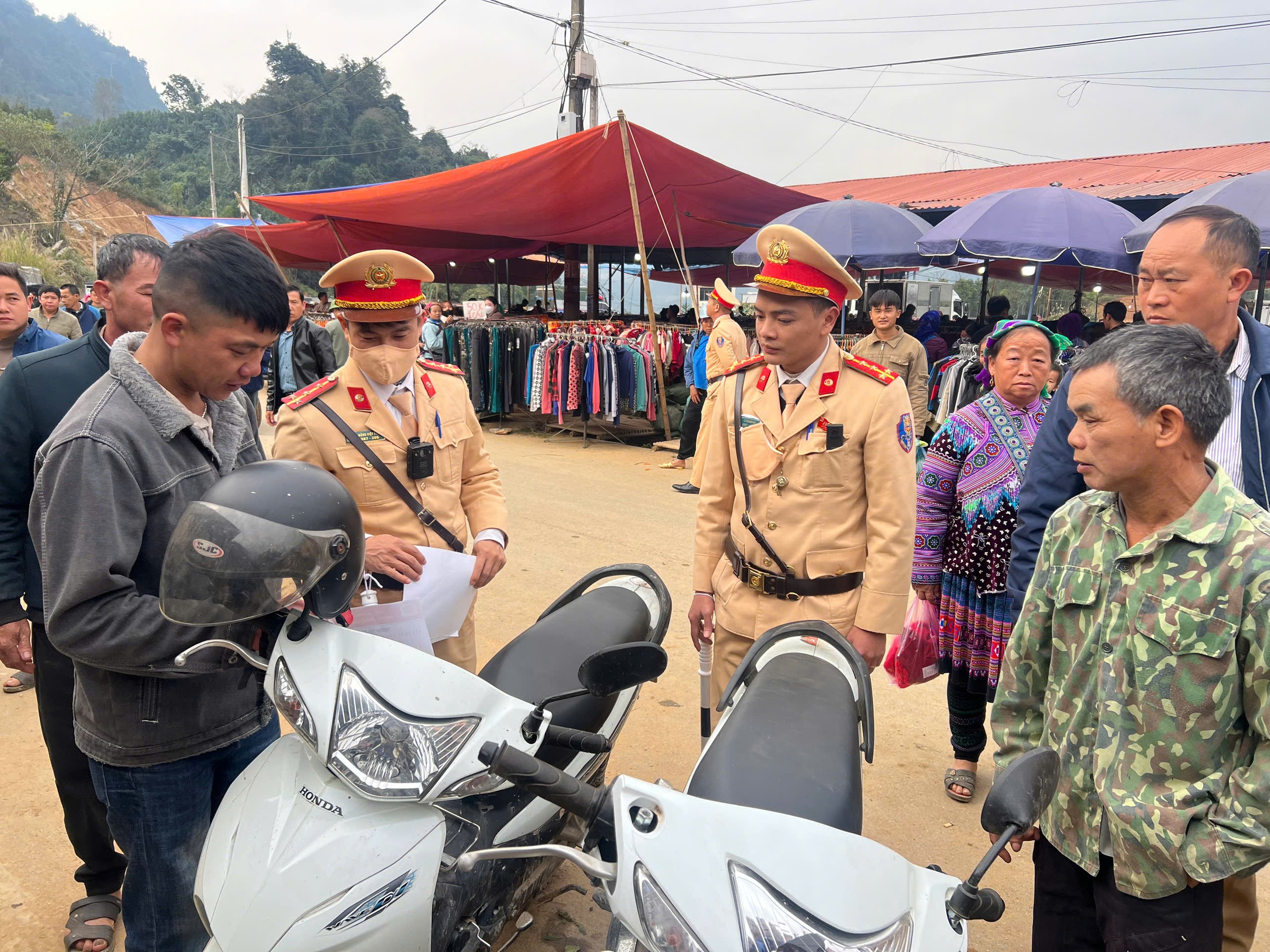 Nghe CSGT "bắn" tiếng Mông tuyên truyền an toàn giao thông giữa chợ phiên vùng cao- Ảnh 5. Nghe CSGT "bắn" tiếng Mông tuyên truyền an toàn giao thông giữa chợ phiên vùng cao- Ảnh 5.