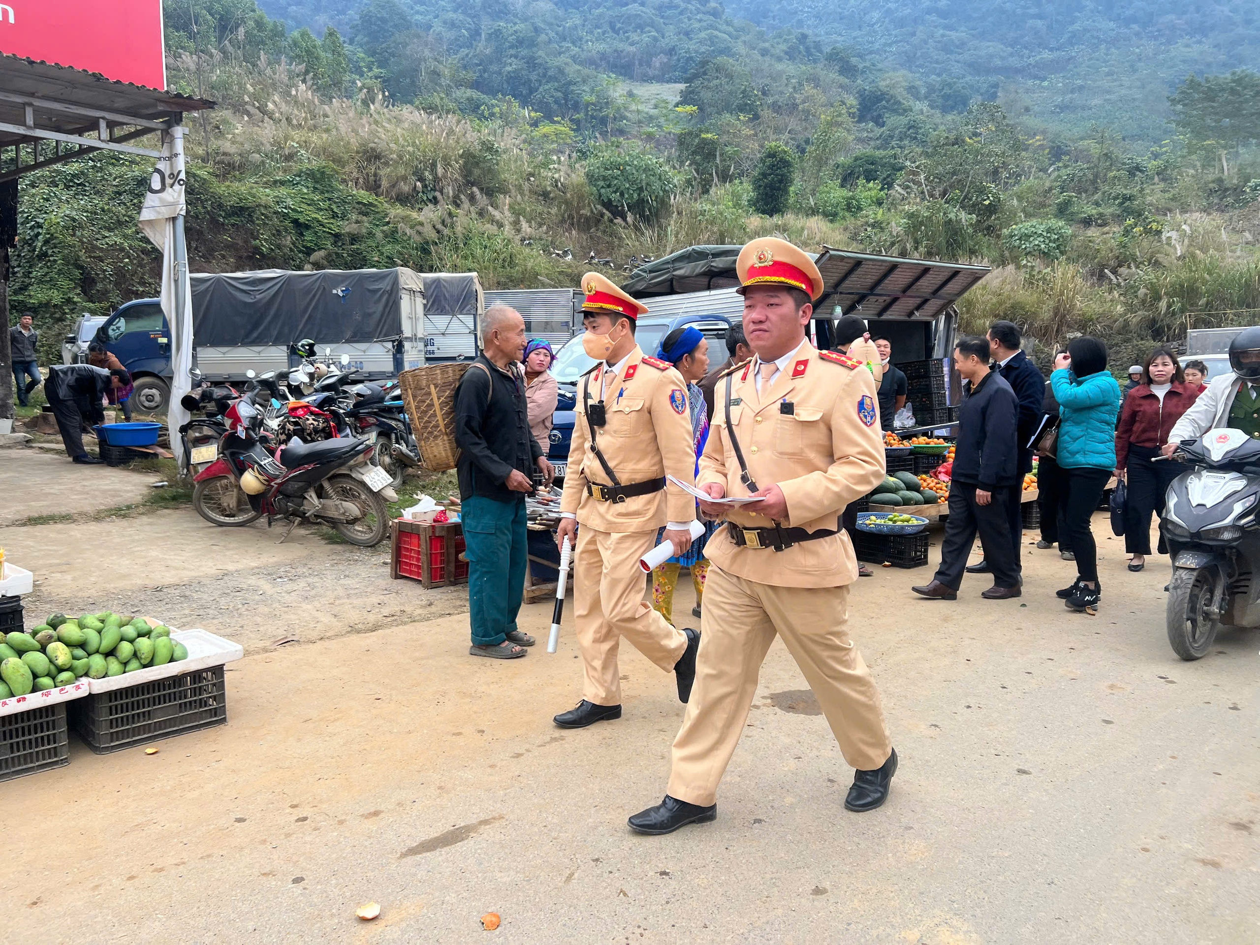 Nghe CSGT "bắn" tiếng Mông tuyên truyền an toàn giao thông giữa chợ phiên vùng cao- Ảnh 1. Nghe CSGT "bắn" tiếng Mông tuyên truyền an toàn giao thông giữa chợ phiên vùng cao- Ảnh 1.