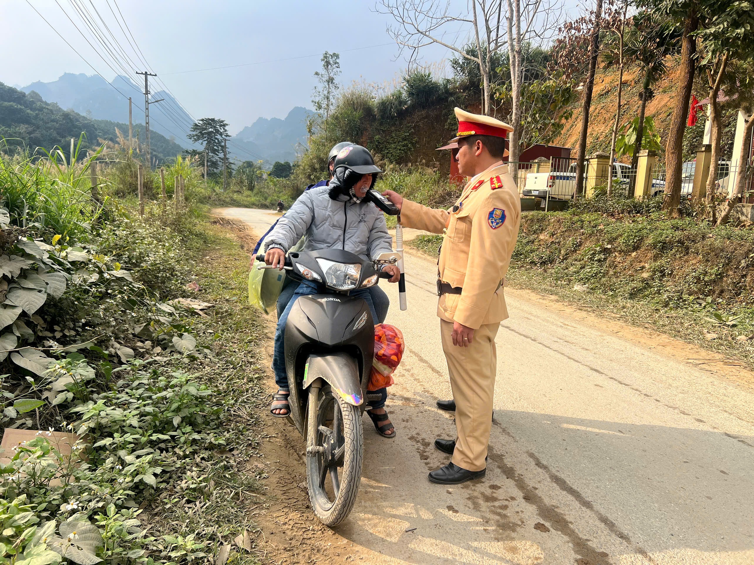 Nghe CSGT "bắn" tiếng Mông tuyên truyền an toàn giao thông giữa chợ phiên vùng cao- Ảnh 11. Nghe CSGT "bắn" tiếng Mông tuyên truyền an toàn giao thông giữa chợ phiên vùng cao- Ảnh 11.
