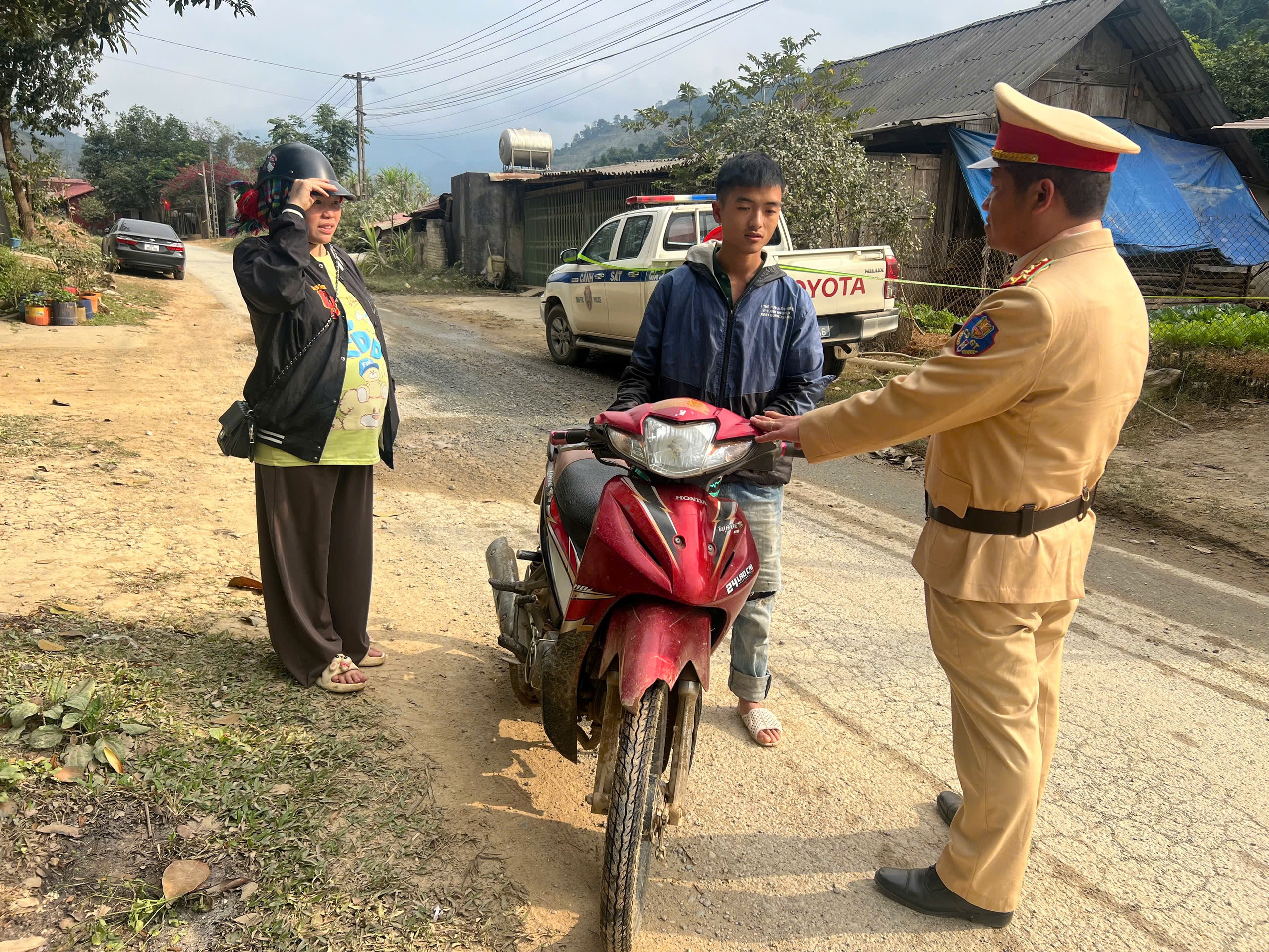 Nghe CSGT "bắn" tiếng Mông tuyên truyền an toàn giao thông giữa chợ phiên vùng cao- Ảnh 12. Nghe CSGT "bắn" tiếng Mông tuyên truyền an toàn giao thông giữa chợ phiên vùng cao- Ảnh 12.
