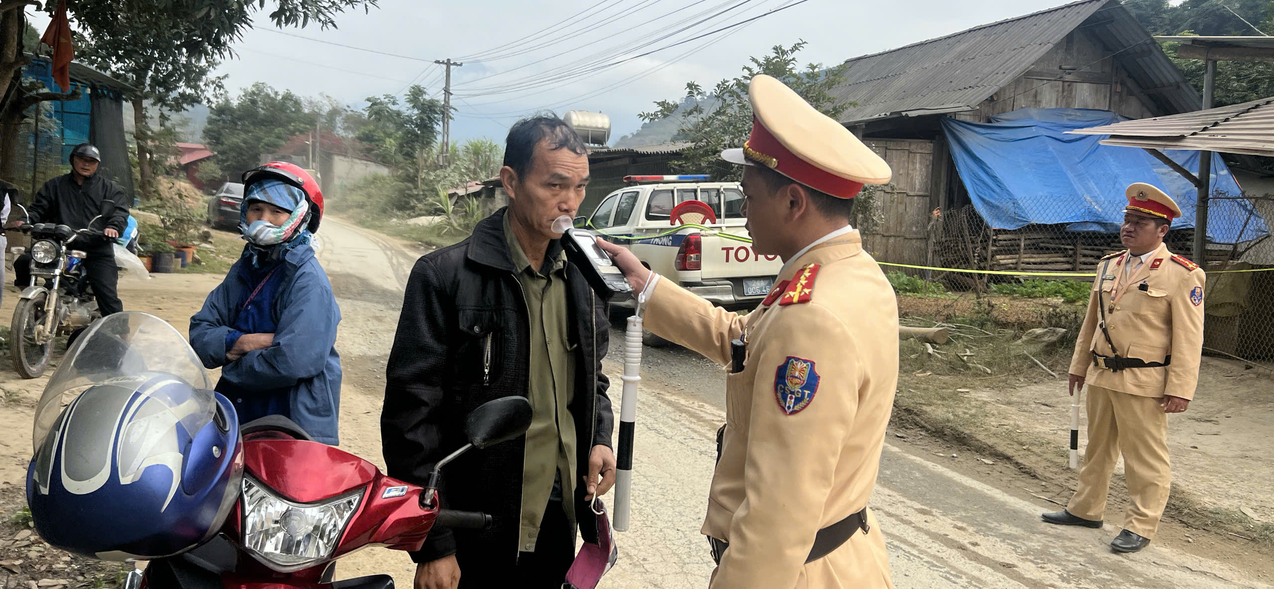 Nghe CSGT "bắn" tiếng Mông tuyên truyền an toàn giao thông giữa chợ phiên vùng cao- Ảnh 13. Nghe CSGT "bắn" tiếng Mông tuyên truyền an toàn giao thông giữa chợ phiên vùng cao- Ảnh 13.