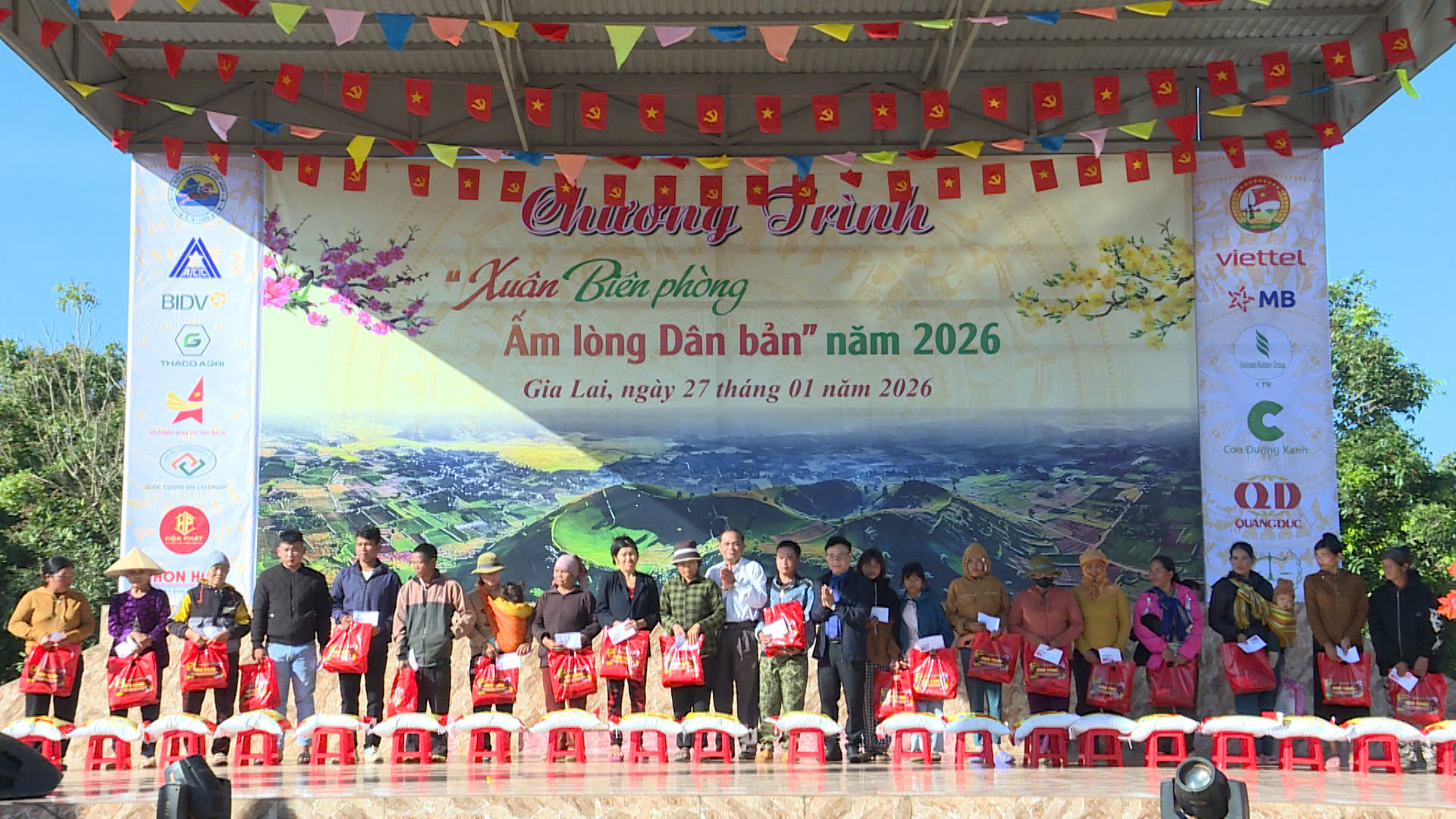 Gia Lai: Ấm &aacute;p t&igrave;nh qu&acirc;n d&acirc;n "Xu&acirc;n Bi&ecirc;n ph&ograve;ng - Ấm l&ograve;ng d&acirc;n bản"- Ảnh 5.