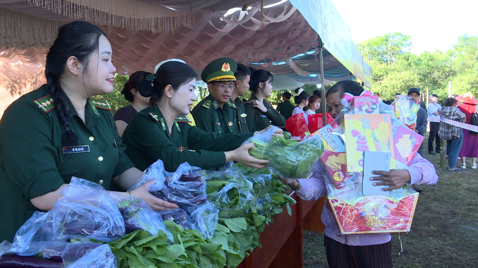 Gia Lai: Ấm &aacute;p t&igrave;nh qu&acirc;n d&acirc;n "Xu&acirc;n Bi&ecirc;n ph&ograve;ng - Ấm l&ograve;ng d&acirc;n bản"- Ảnh 6.