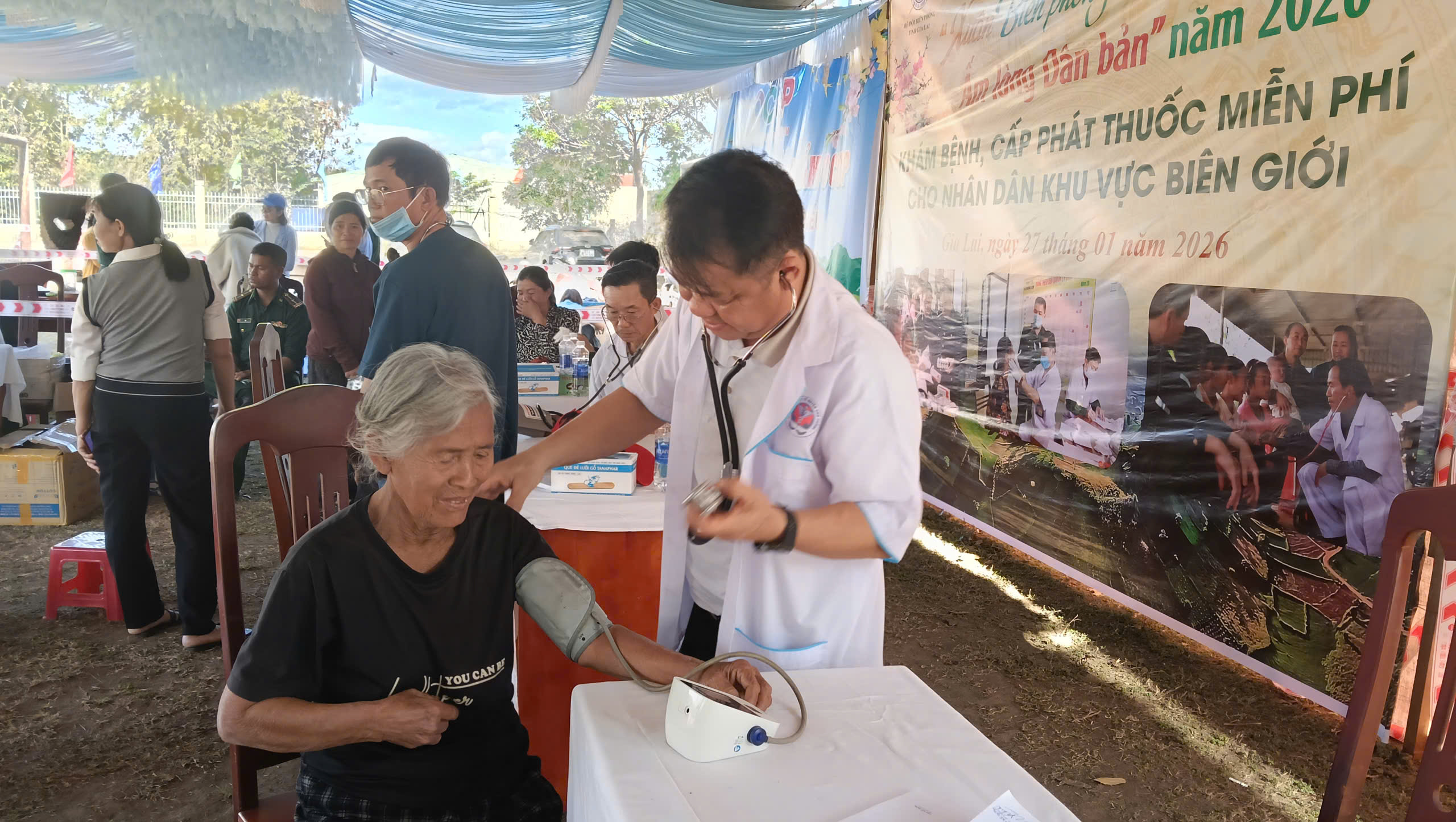 Gia Lai: Ấm &aacute;p t&igrave;nh qu&acirc;n d&acirc;n "Xu&acirc;n Bi&ecirc;n ph&ograve;ng - Ấm l&ograve;ng d&acirc;n bản"- Ảnh 4.