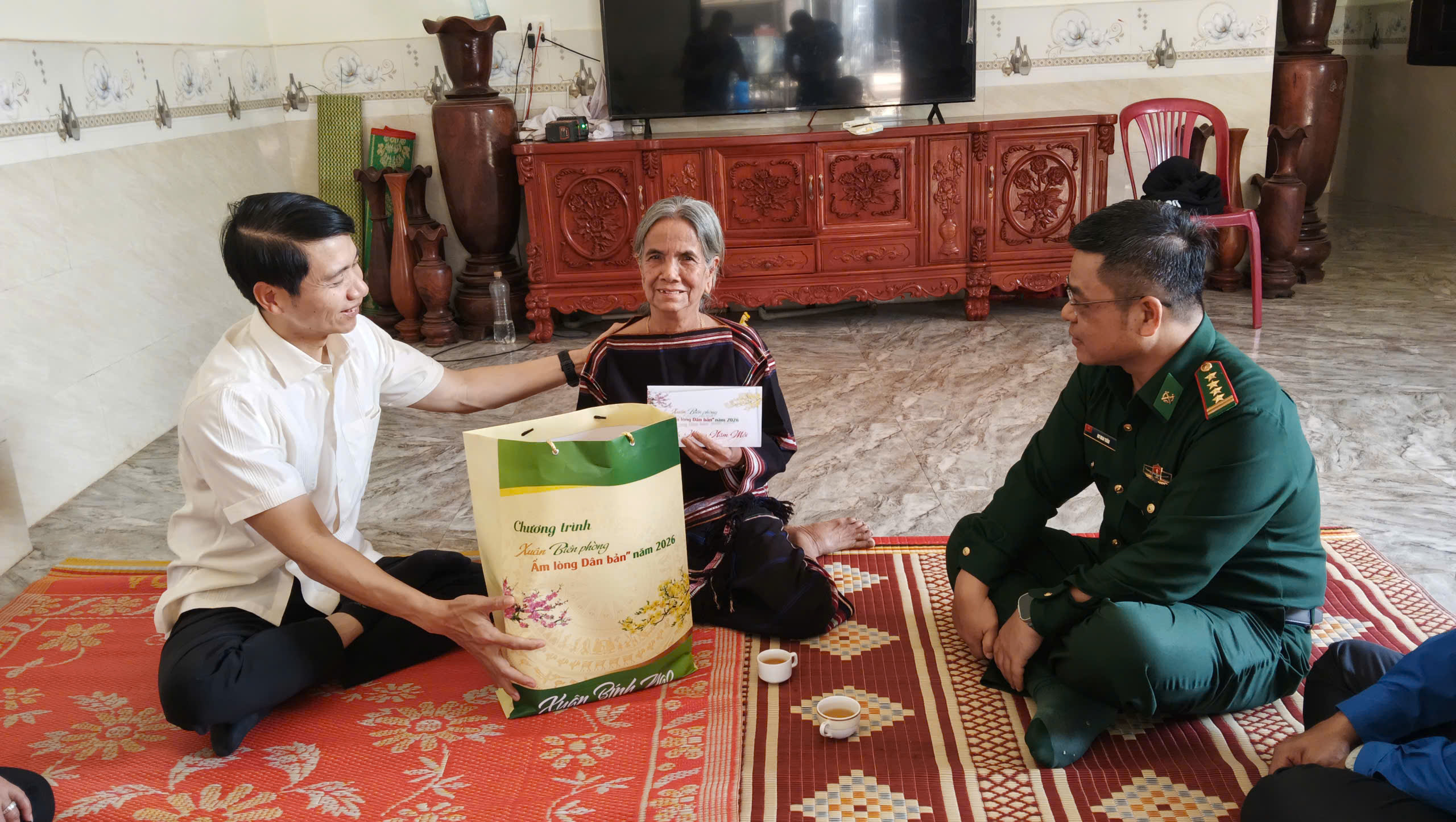 Gia Lai: Ấm &aacute;p t&igrave;nh qu&acirc;n d&acirc;n "Xu&acirc;n Bi&ecirc;n ph&ograve;ng - Ấm l&ograve;ng d&acirc;n bản"- Ảnh 8.