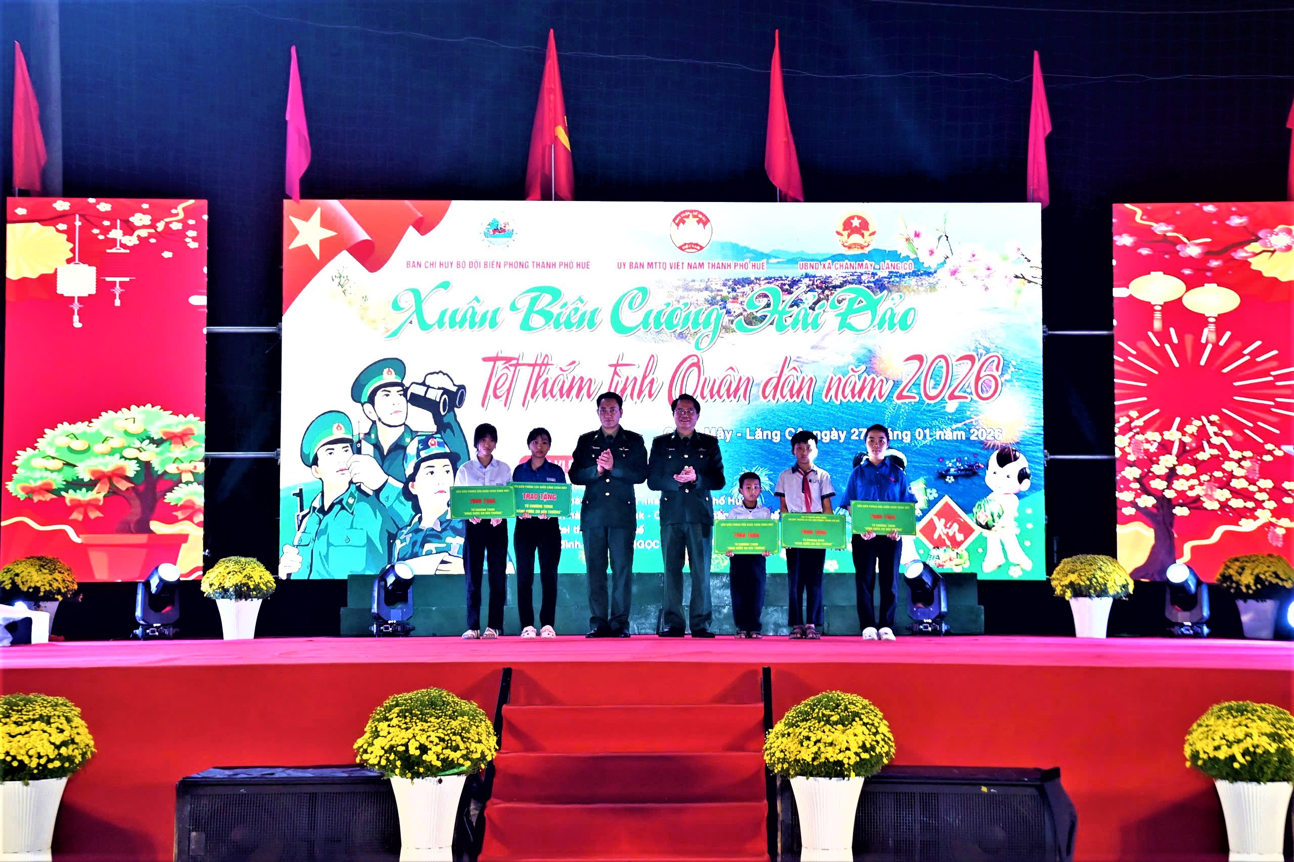 Huế: Tết thắm t&igrave;nh qu&acirc;n d&acirc;n, xu&acirc;n bi&ecirc;n cương hải đảo- Ảnh 4.