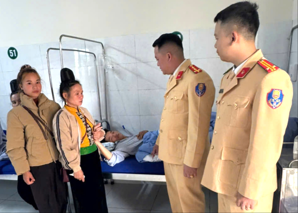 CSGT Sơn La kịp thời đưa người bị tai nạn giao th&ocirc;ng đến bệnh viện cấp cứu- Ảnh 1.