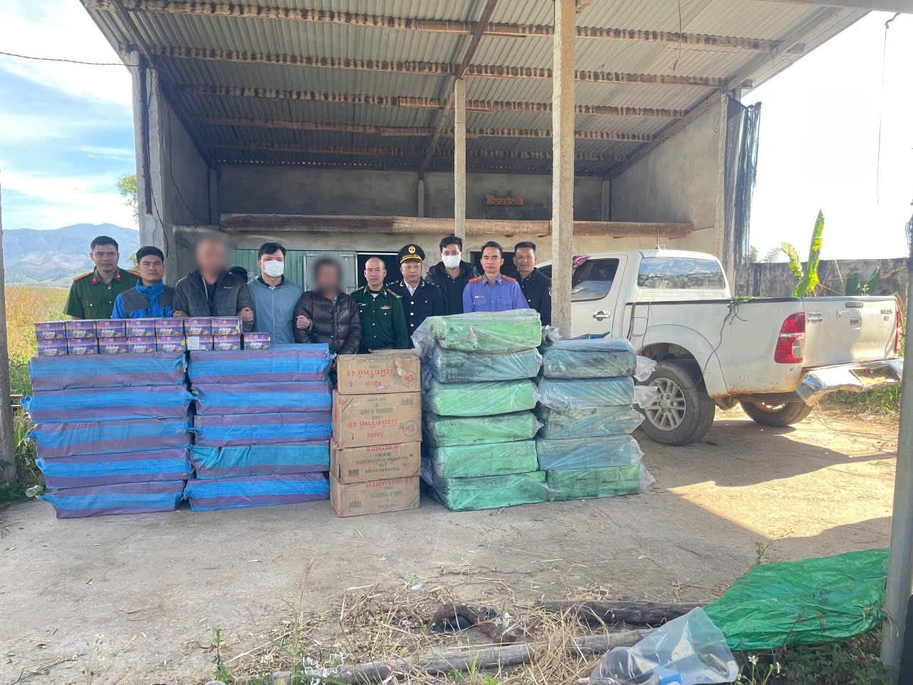 Bắt giữ đối tượng d&ugrave;ng xe b&aacute;n tải chở hơn 2 tấn ph&aacute;o lậu từ bi&ecirc;n giới v&agrave;o nội địa- Ảnh 1.