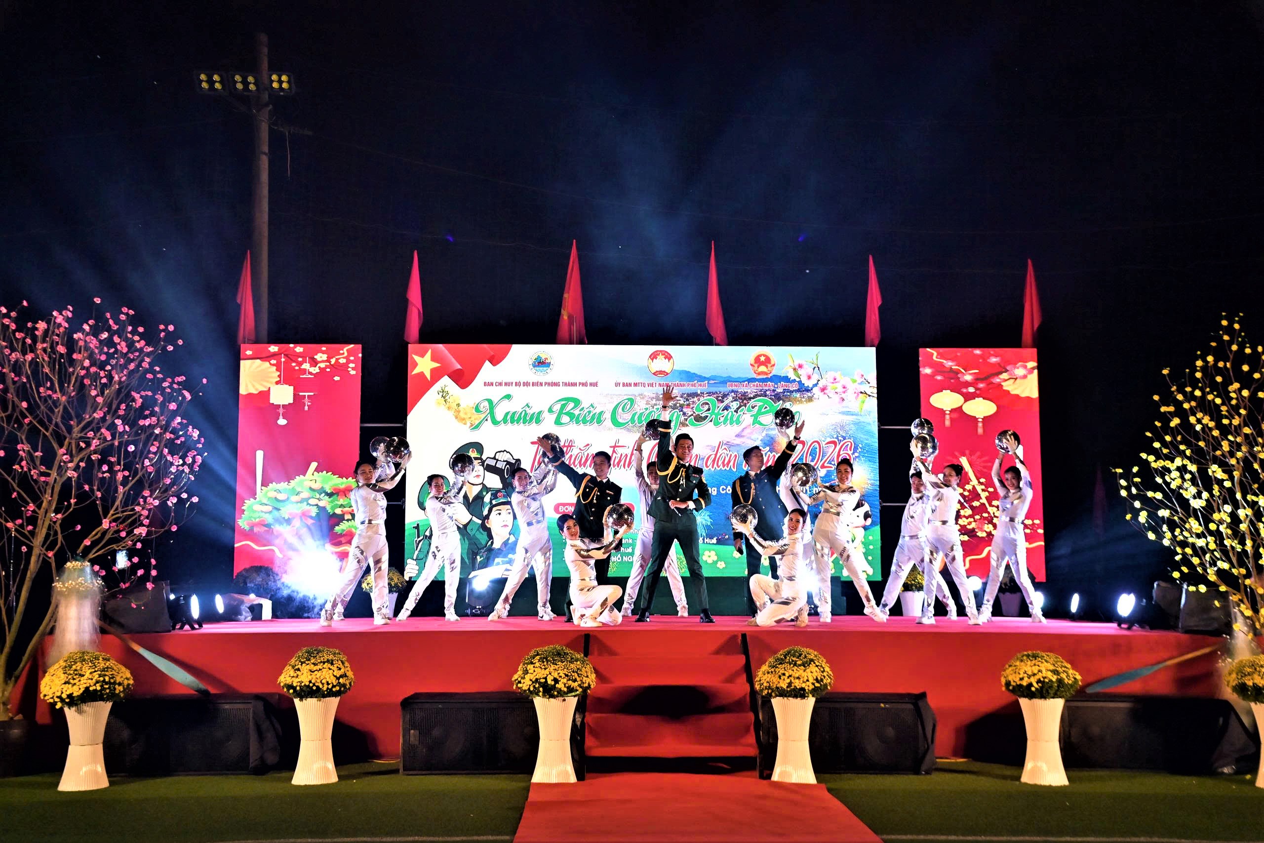 Huế: Tết thắm t&igrave;nh qu&acirc;n d&acirc;n, xu&acirc;n bi&ecirc;n cương hải đảo- Ảnh 5.