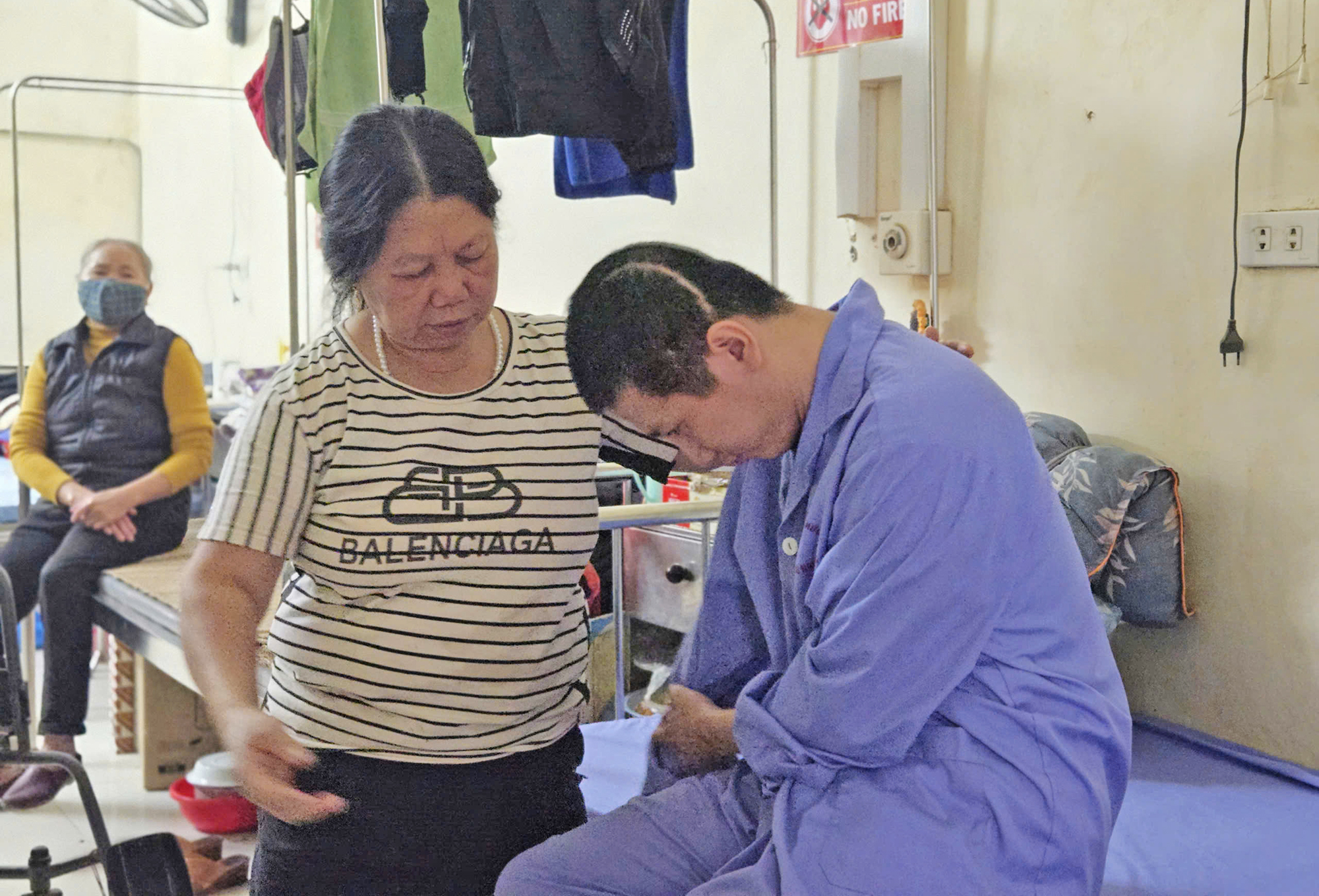 Mẹ ngh&egrave;o 6 năm gồng g&aacute;nh chăm con sau tai nạn- Ảnh 1.