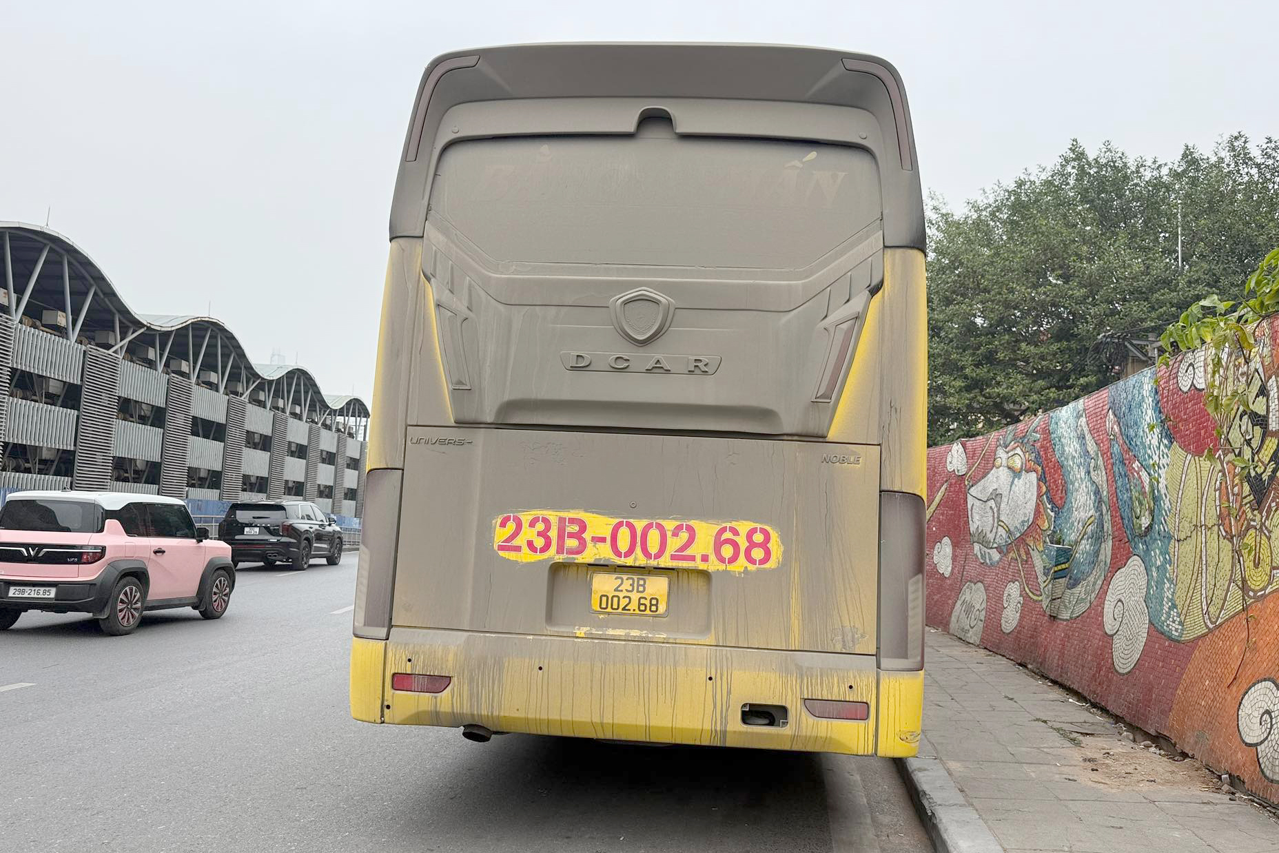 &Ocirc; t&ocirc; đang chạy bị b&ugrave;n đất che biển số, t&agrave;i xế c&oacute; phải dừng lại ngay để lau vết bẩn?- Ảnh 1.