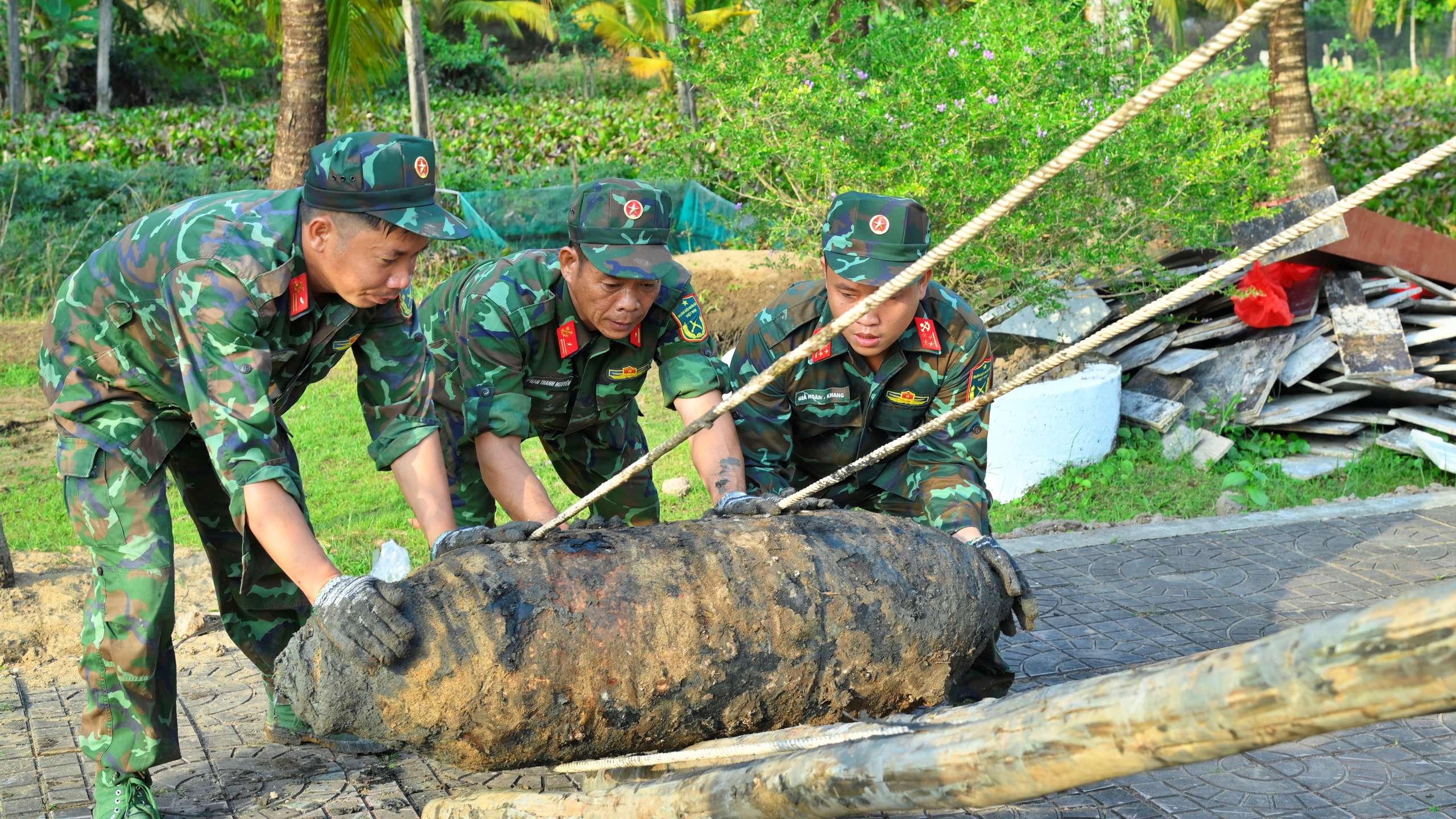 C&agrave; Mau: B&agrave;n giao gần 1,5 tấn bom cho Lữ đo&agrave;n C&ocirc;ng binh 25 hủy nổ- Ảnh 1.