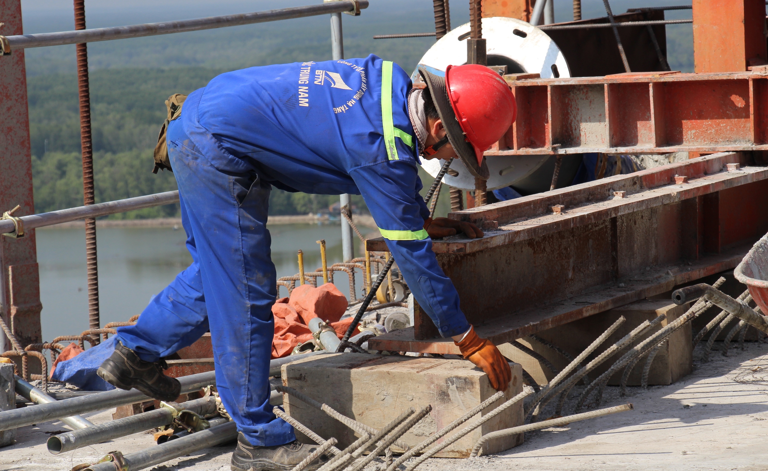 Cầu Phước An c&oacute; nhịp ch&iacute;nh d&agrave;i nhất Đ&ocirc;ng Nam &Aacute;: Th&aacute;ng 6 hợp long bi&ecirc;n, sớm hơn kế hoạch- Ảnh 7.