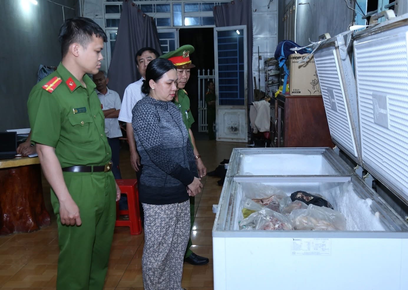 Khởi tố đối tượng mua hơn 12 tấn heo chết nhiễm dịch tả lợn ch&acirc;u Phi, cấp đ&ocirc;ng b&aacute;n dần- Ảnh 2.