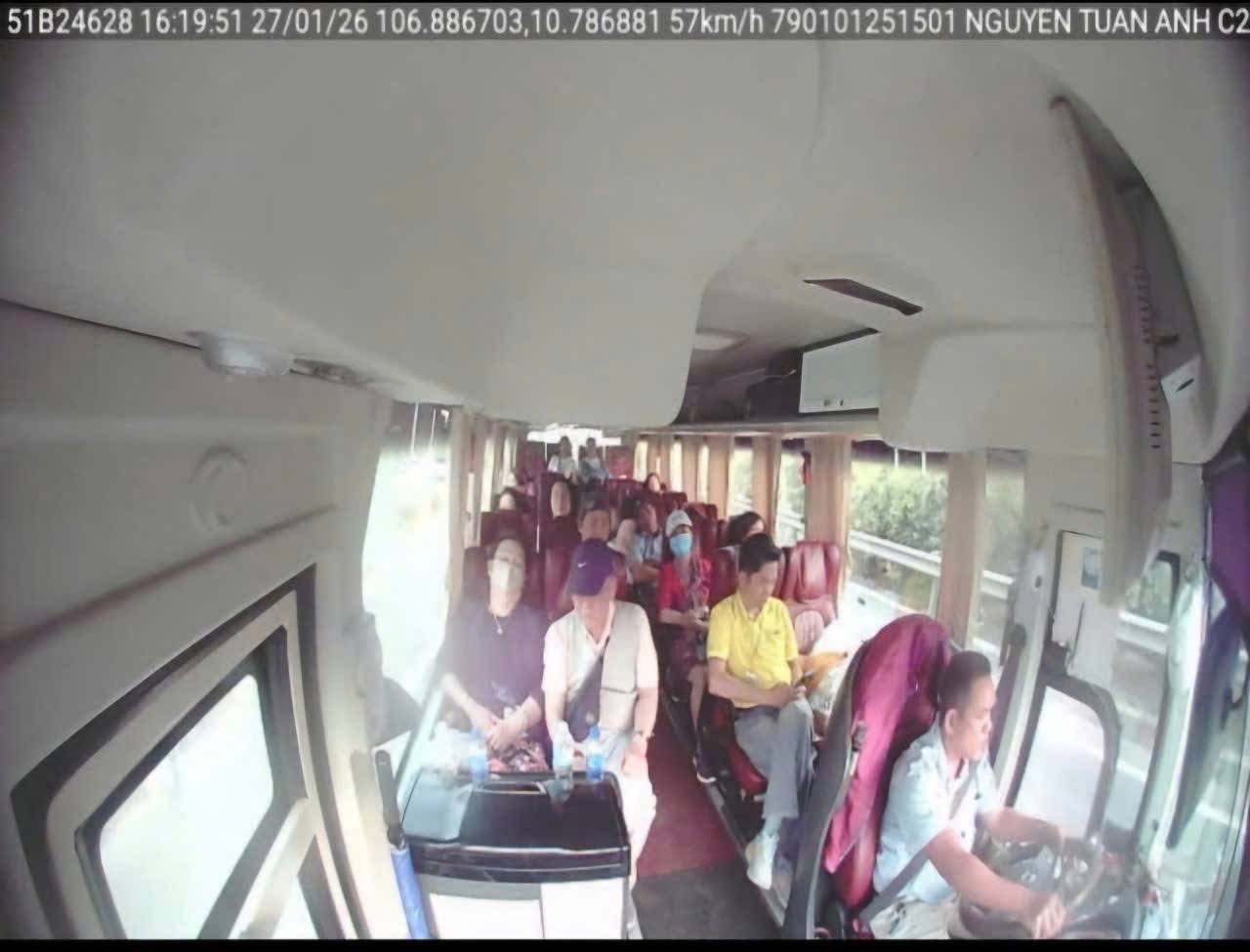 CSGT xử l&yacute; nhiều trường hợp h&agrave;nh kh&aacute;ch ngồi tr&ecirc;n xe kh&ocirc;ng thắt d&acirc;y an to&agrave;n- Ảnh 4.