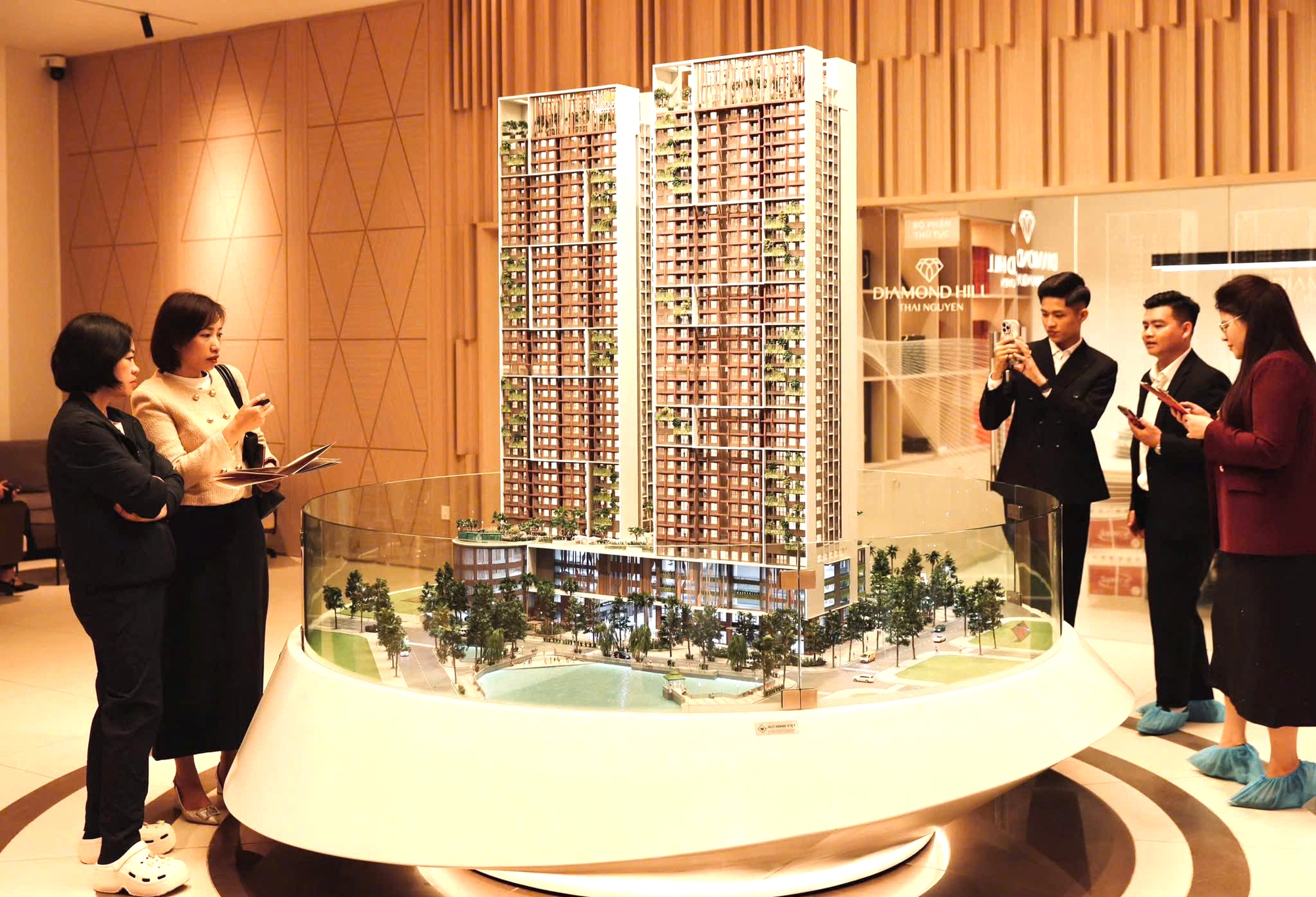 Hơn 700 lượt thí sinh tại Hà Nội được sát hạch lại để cấp chứng chỉ môi giới bất động sản- Ảnh 1. Hơn 700 lượt thí sinh tại Hà Nội được sát hạch lại để cấp chứng chỉ môi giới bất động sản- Ảnh 1.