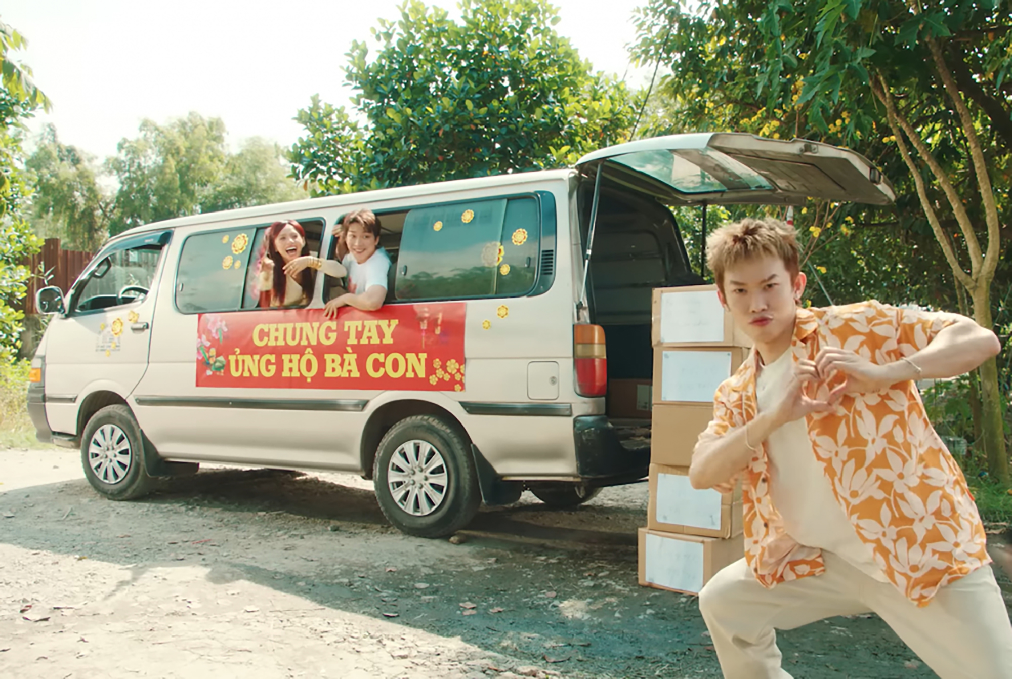 Nhạc Tết dồn dập tr&igrave;nh l&agrave;ng- Ảnh 2.