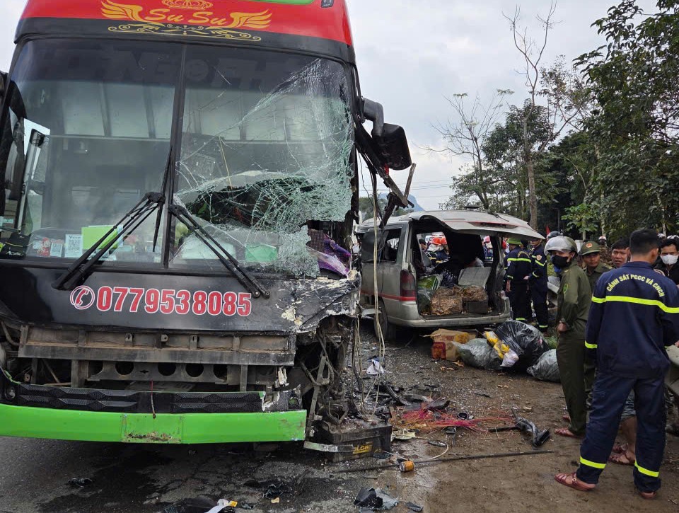 Tai nạn tr&ecirc;n quốc lộ 9 ở Quảng Trị, t&agrave;i xế v&agrave; một h&agrave;nh kh&aacute;ch tử vong- Ảnh 1.