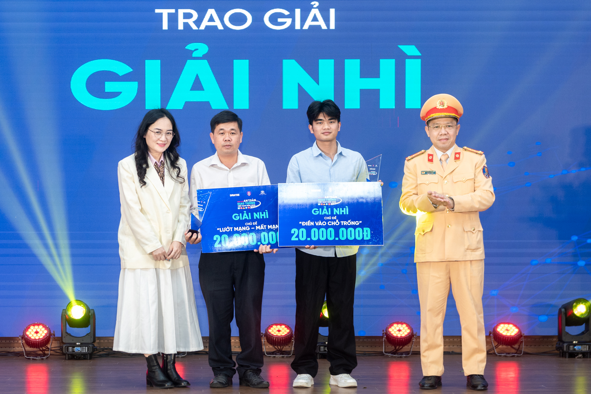 Hiến kế lắp thiết bị cảnh b&aacute;o, x&oacute;a điểm m&ugrave; xe tải ngăn tai nạn giao th&ocirc;ng- Ảnh 1.